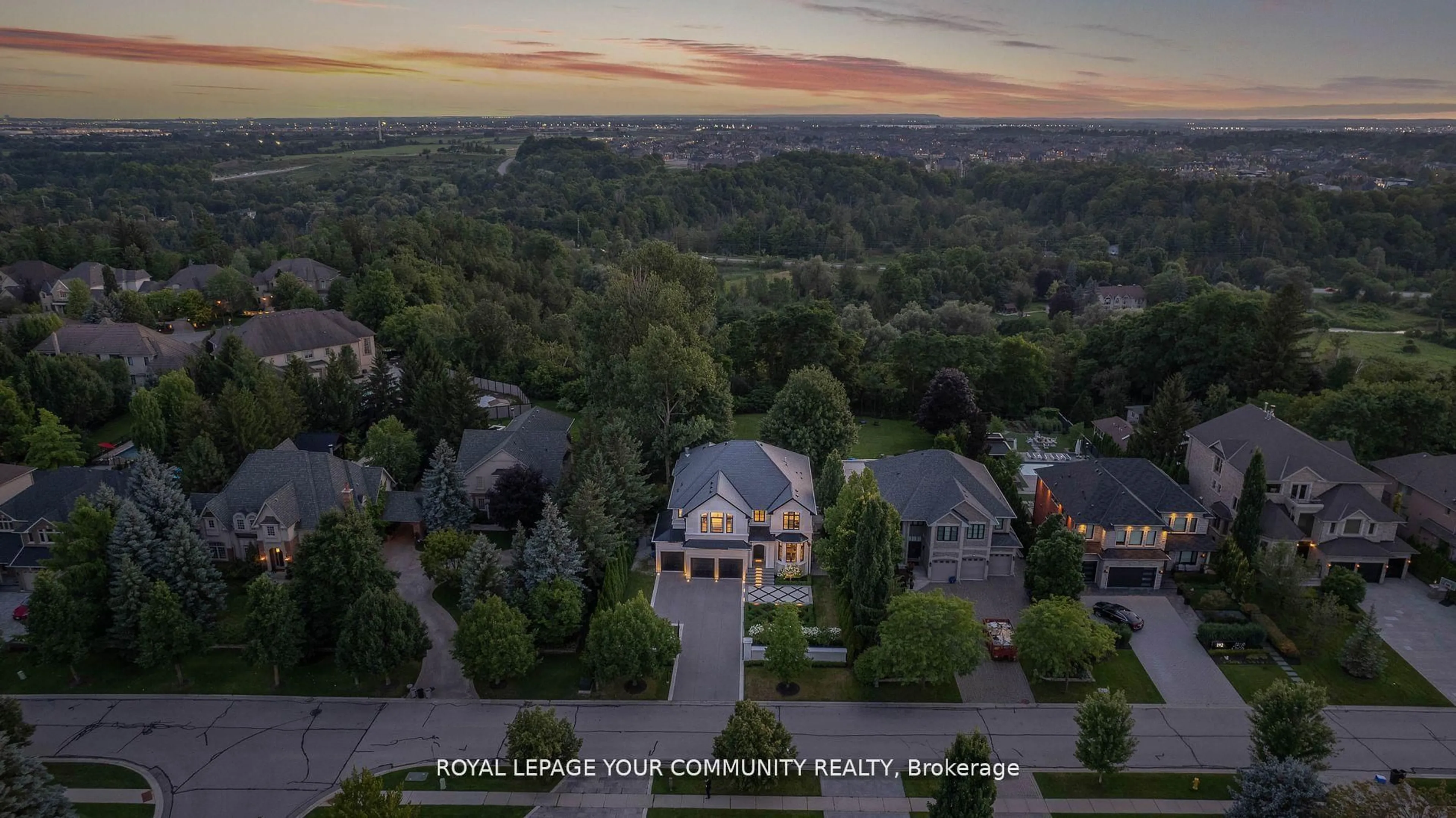 A pic from outside/outdoor area/front of a property/back of a property/a pic from drone, unknown for 180 Westridge Dr, Vaughan Ontario L0J 1C0