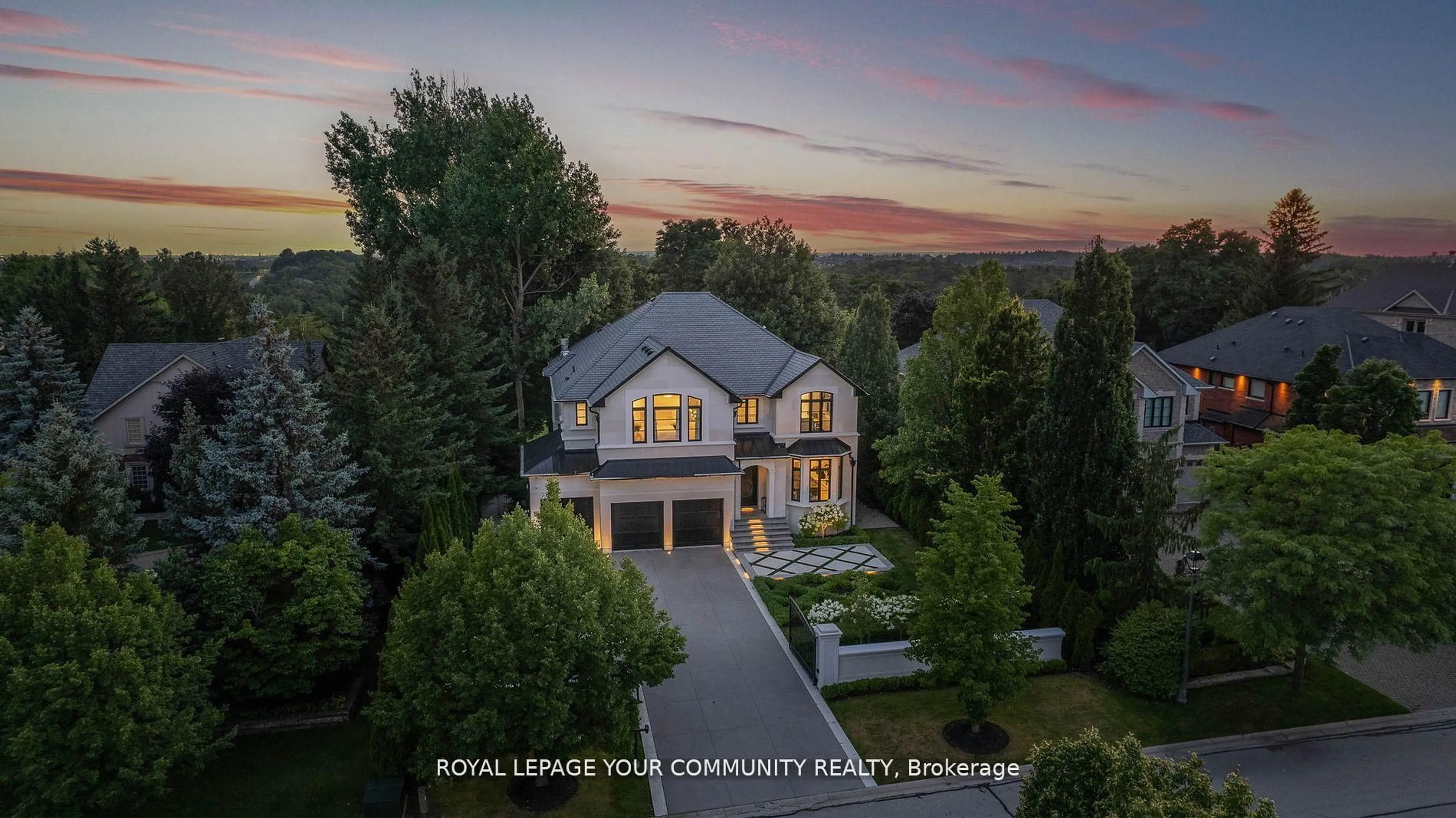 A pic from outside/outdoor area/front of a property/back of a property/a pic from drone, unknown for 180 Westridge Dr, Vaughan Ontario L0J 1C0
