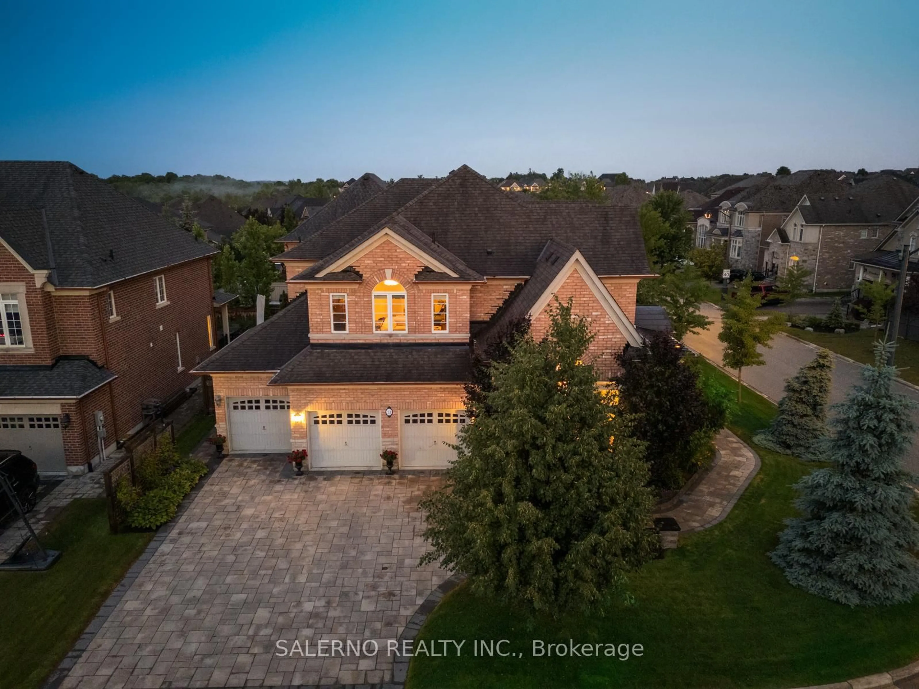 A pic from outside/outdoor area/front of a property/back of a property/a pic from drone, unknown for 13 Bluff Tr, King Ontario L7B 0A2