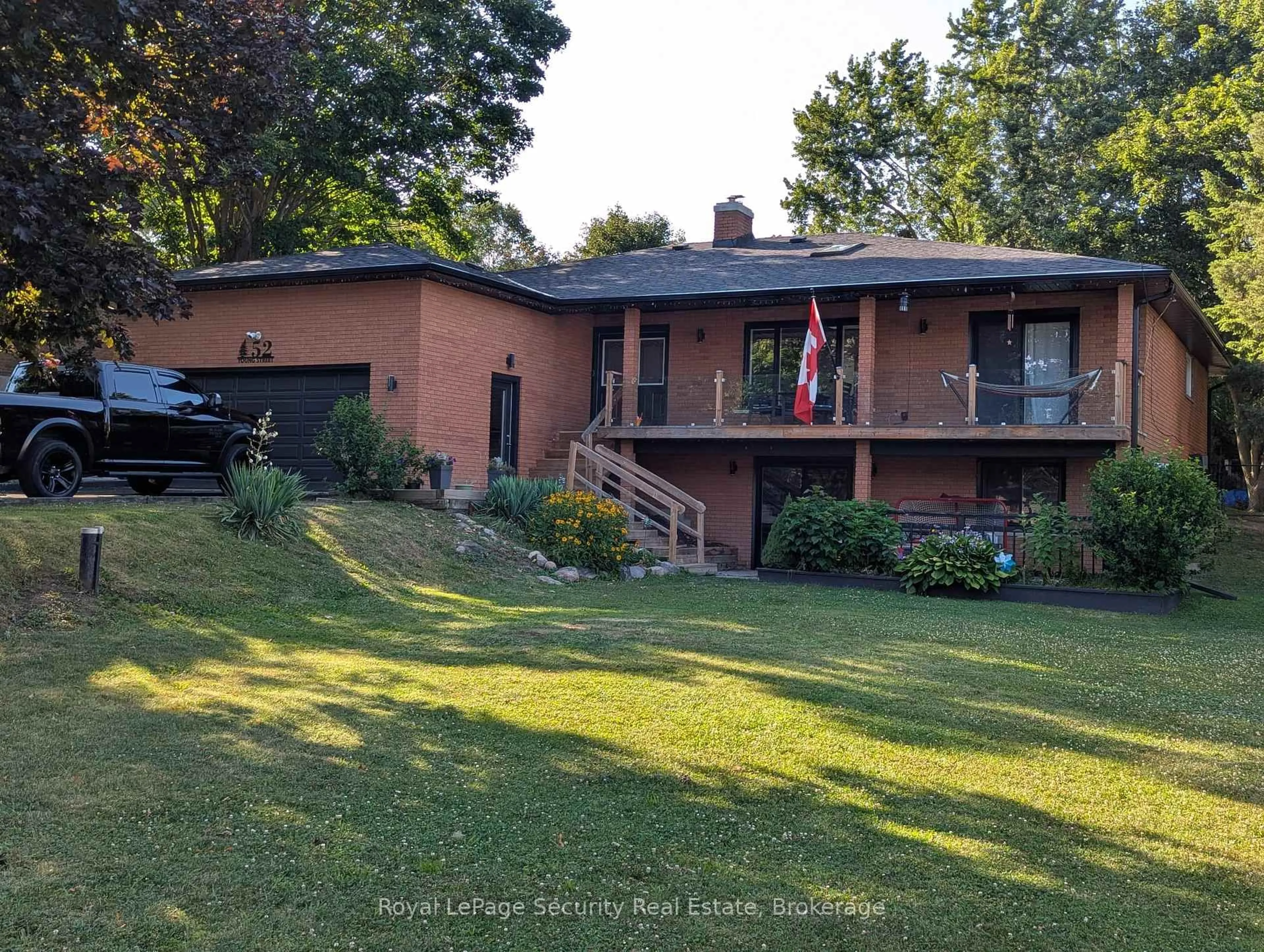 A pic from outside/outdoor area/front of a property/back of a property/a pic from drone, water/lake/river/ocean view for 52 Young St, Uxbridge Ontario L9P 1B7