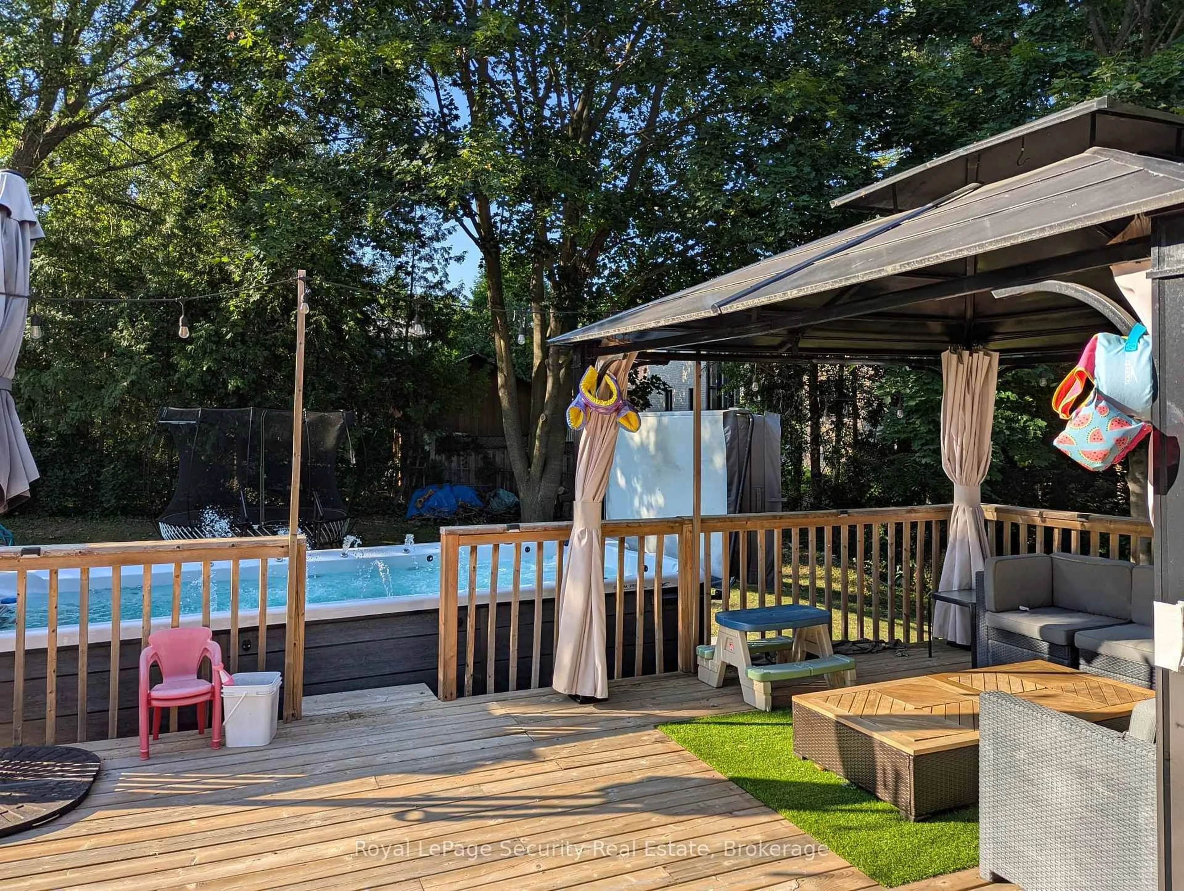 Patio, unknown for 52 Young St, Uxbridge Ontario L9P 1B7