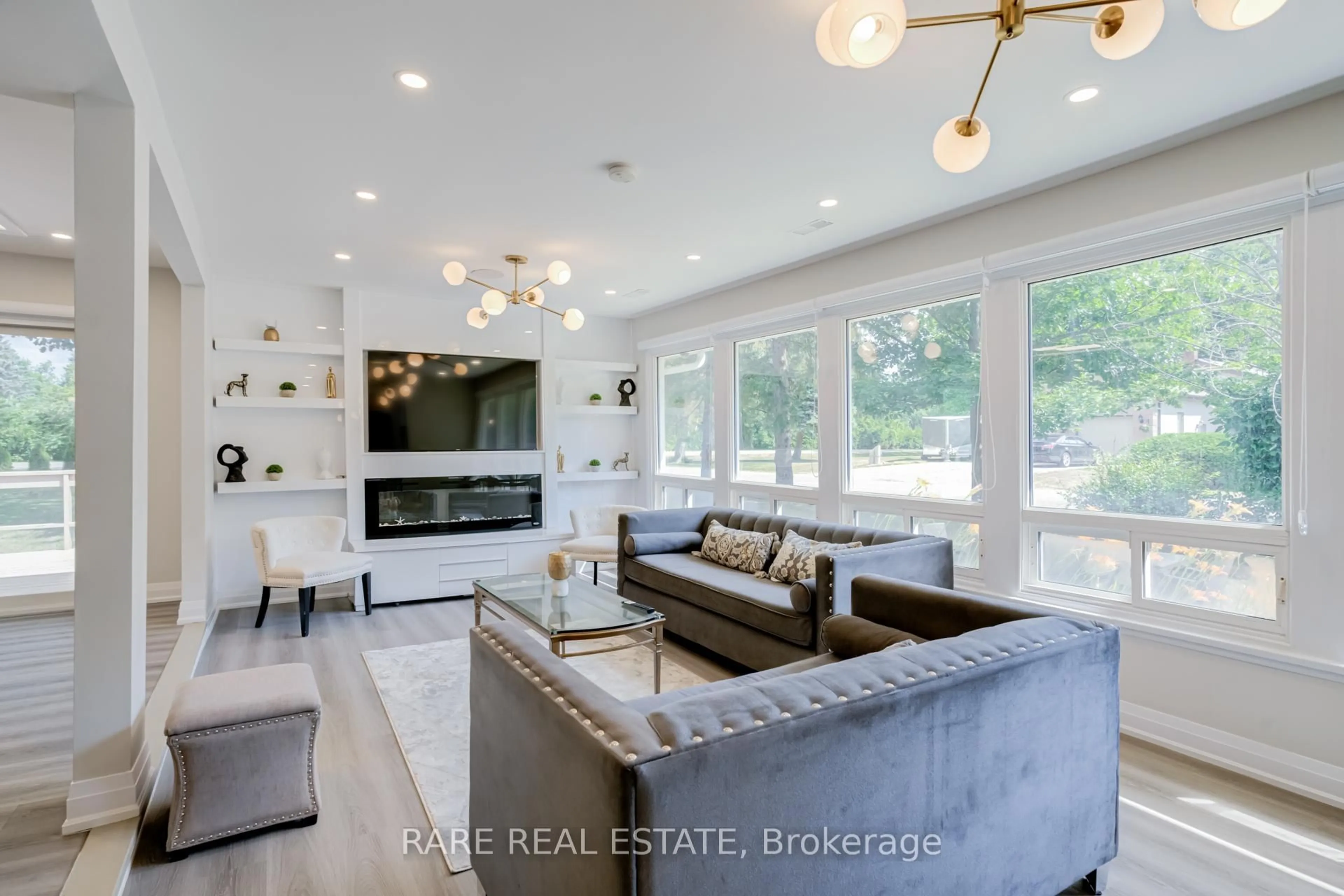 Living room with furniture, unknown for 3894 West St, Innisfil Ontario L9S 2L9