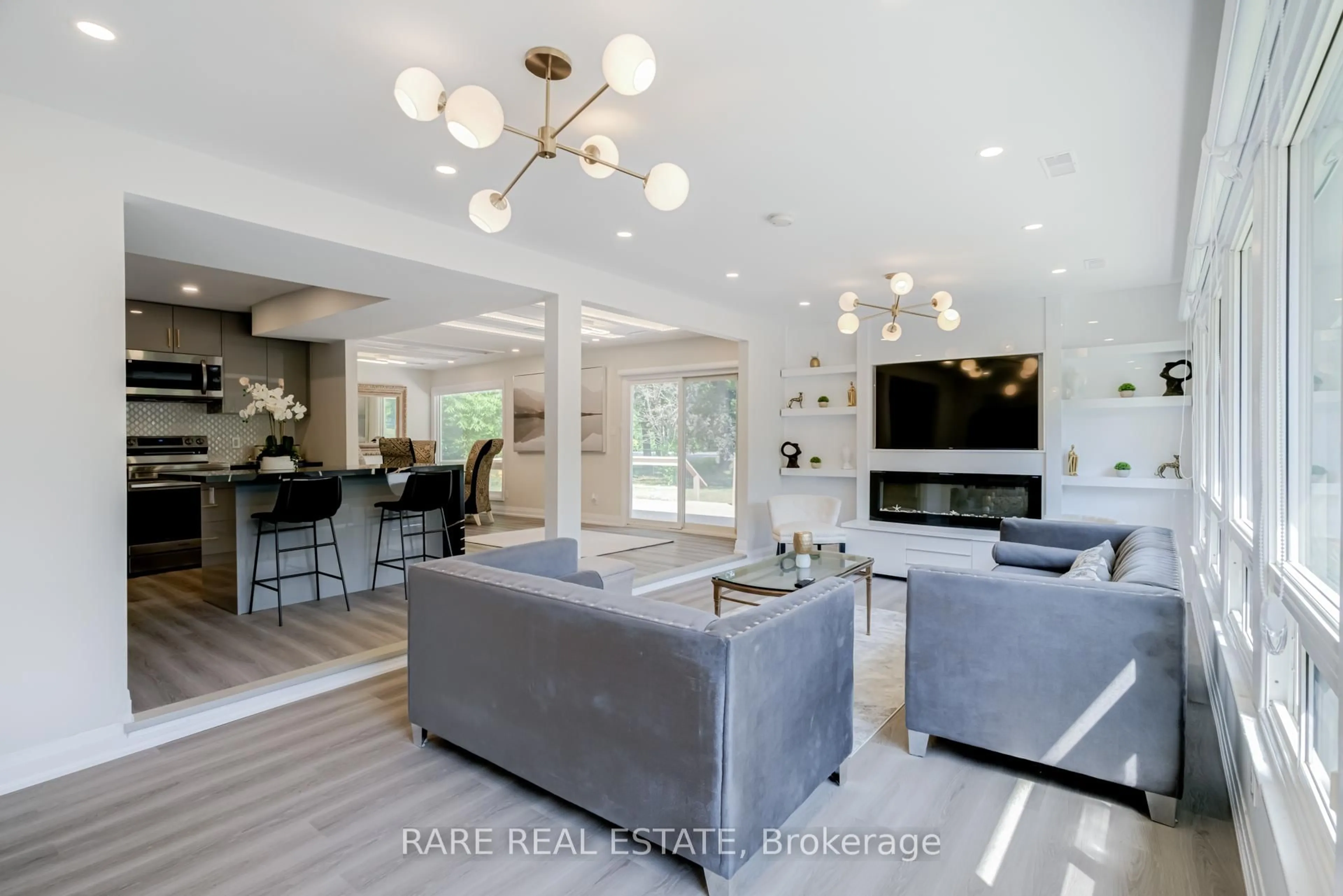 Living room with furniture, unknown for 3894 West St, Innisfil Ontario L9S 2L9