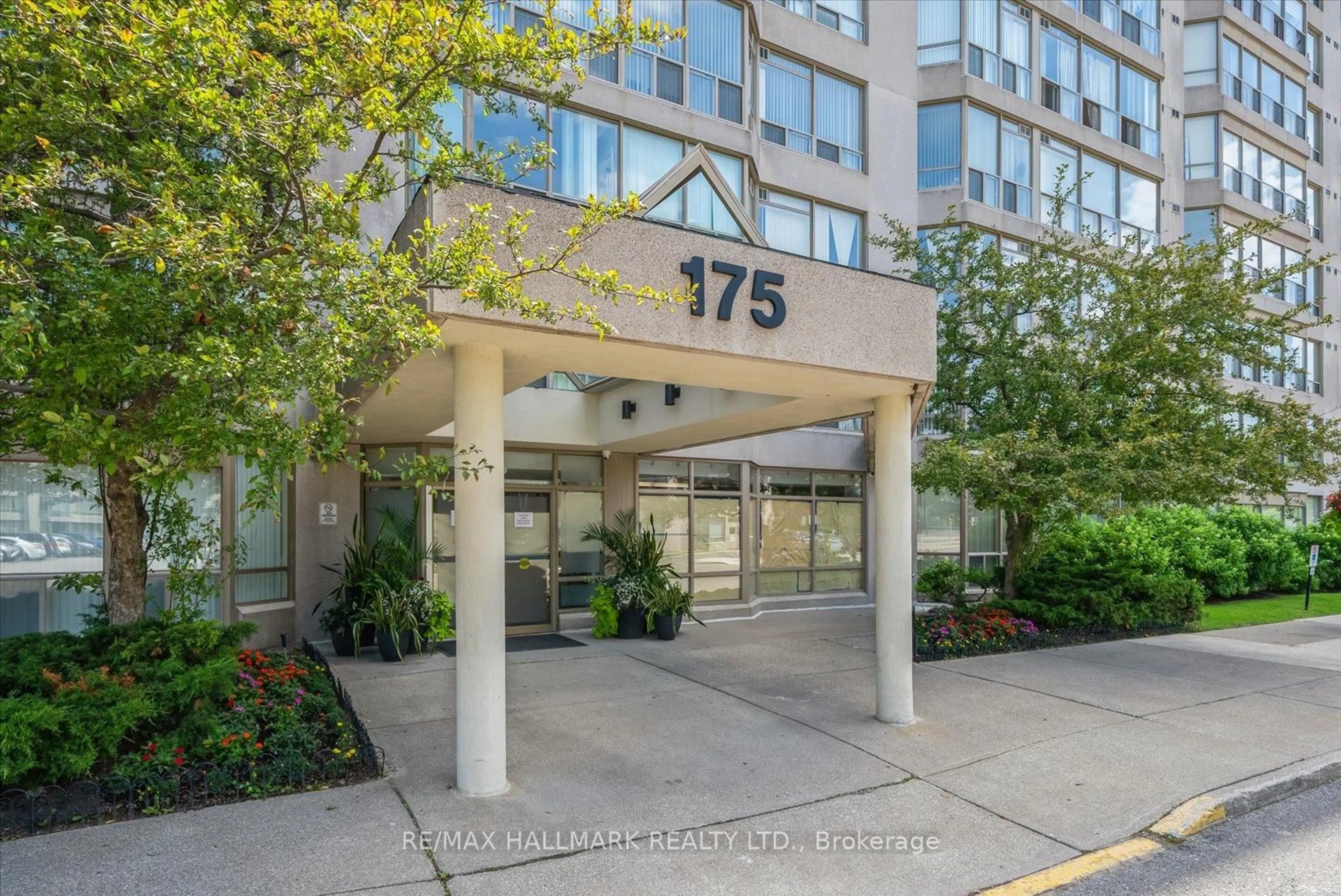 Indoor foyer for 175 Cedar Ave #704, Richmond Hill Ontario L4C 9V3