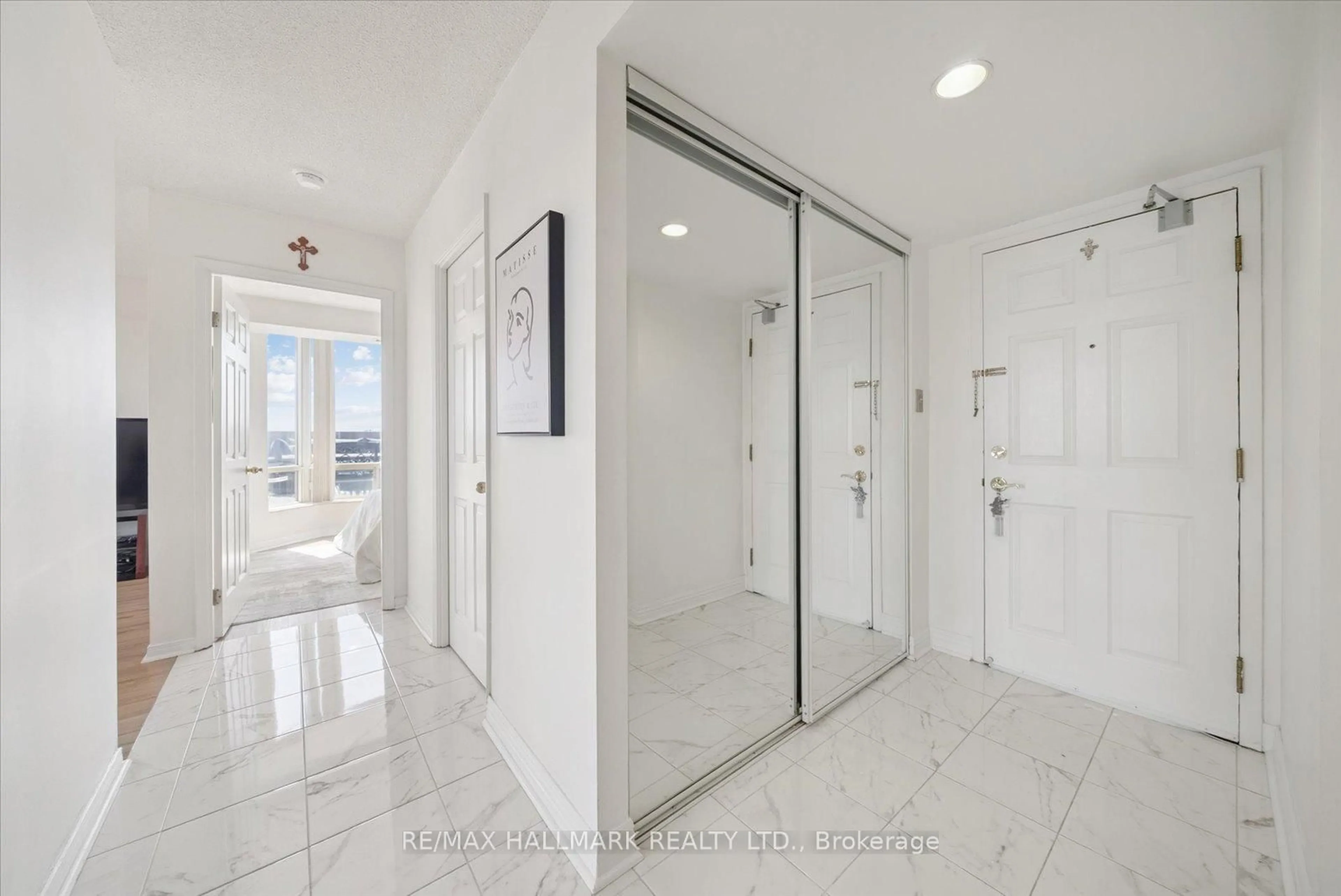 Indoor foyer for 175 Cedar Ave #704, Richmond Hill Ontario L4C 9V3