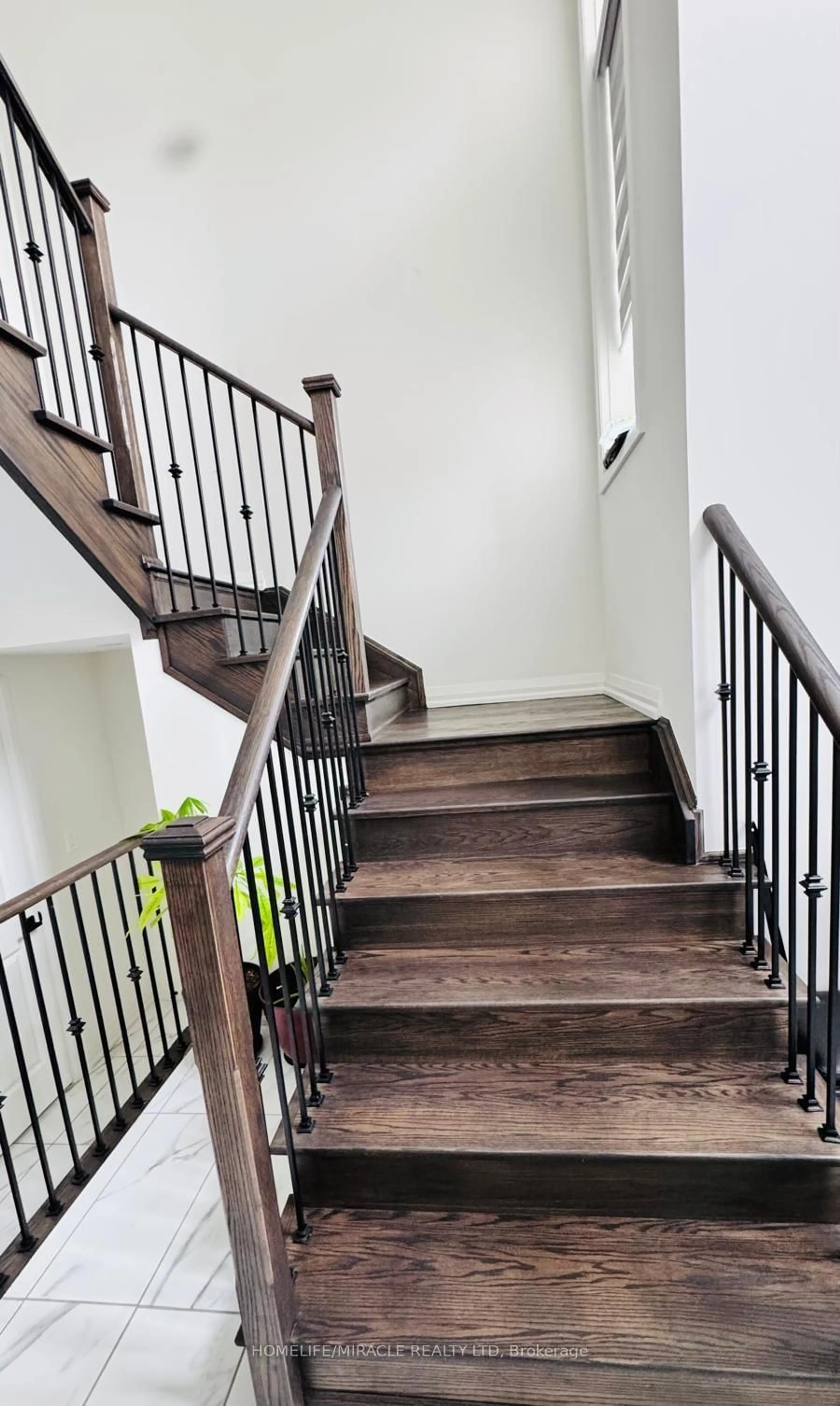 Stairs for 58 Sandhill Cres, Adjala-Tosorontio Ontario L0G 1W0