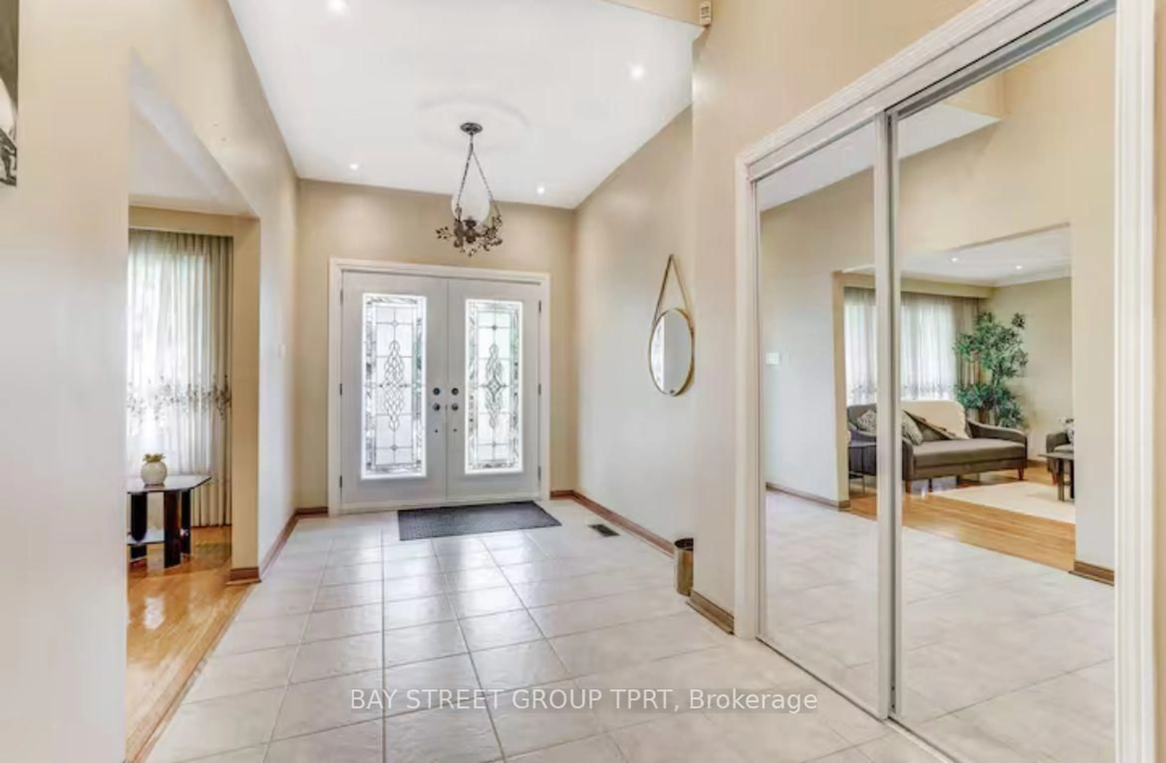 Indoor entryway for 8 Kersey Cres, Richmond Hill Ontario L4C 3W3