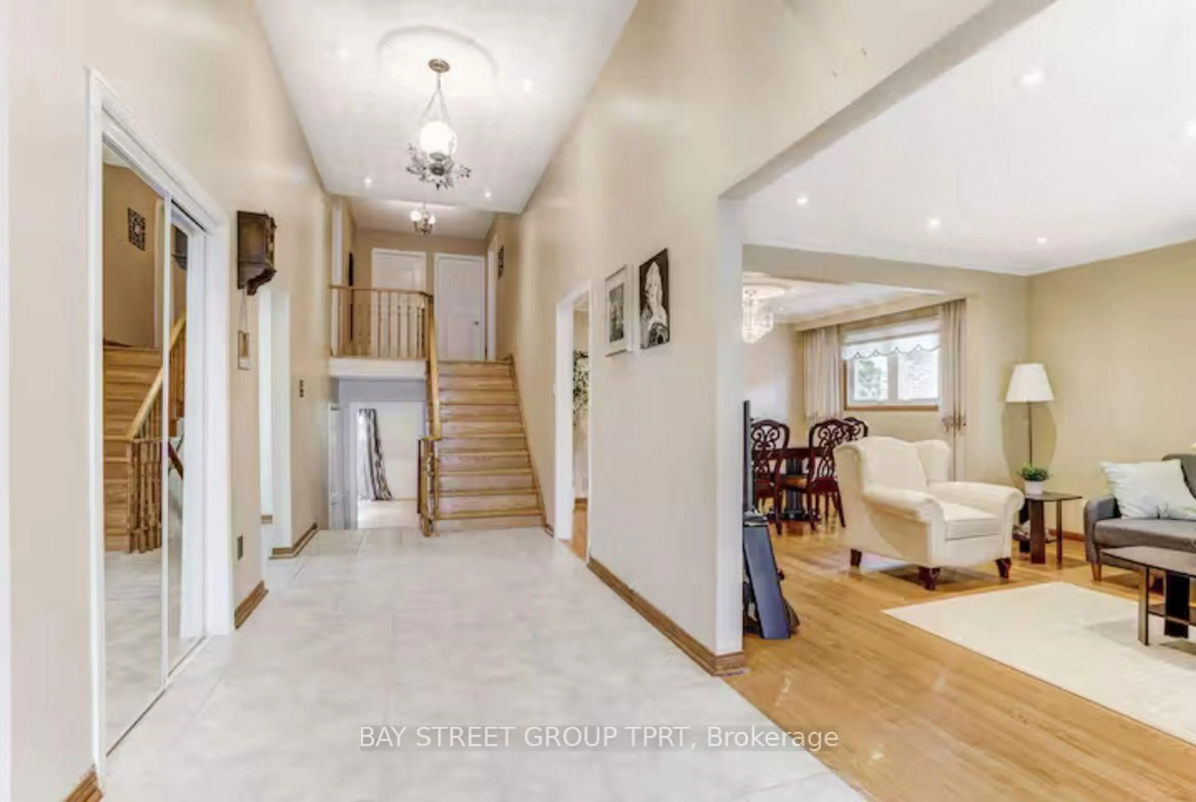 Indoor foyer for 8 Kersey Cres, Richmond Hill Ontario L4C 3W3