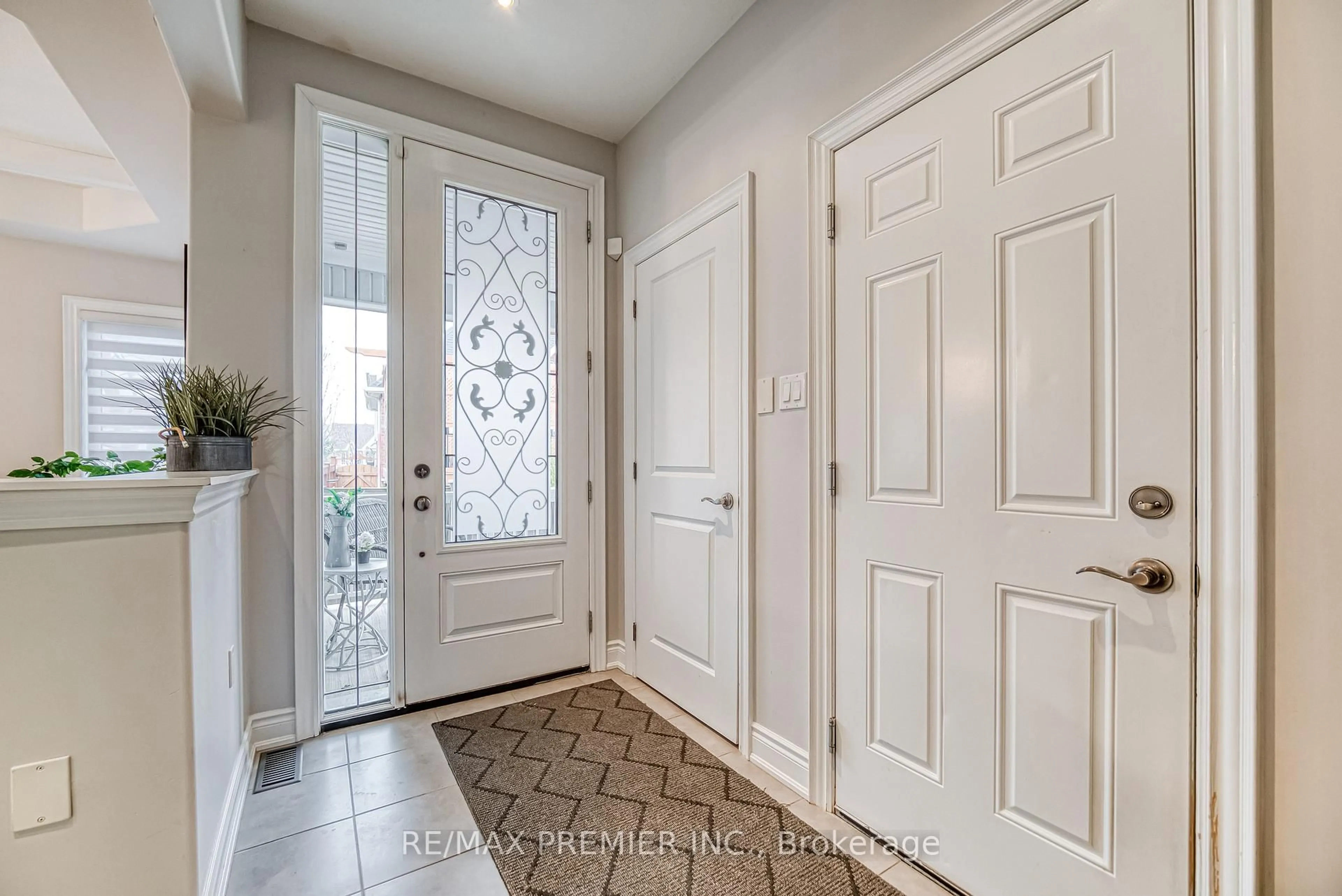 Indoor entryway for 1878 Lamstone St, Innisfil Ontario L9S 4Z8
