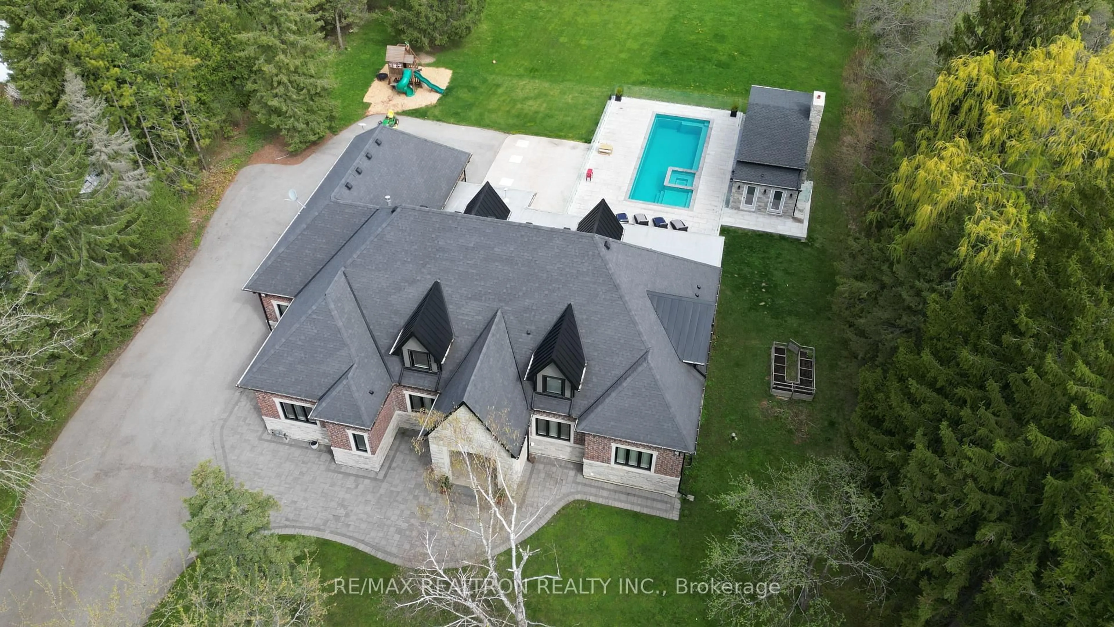 A pic from outside/outdoor area/front of a property/back of a property/a pic from drone, unknown for 1246 15th Sdrd, King Ontario L7B 1K5