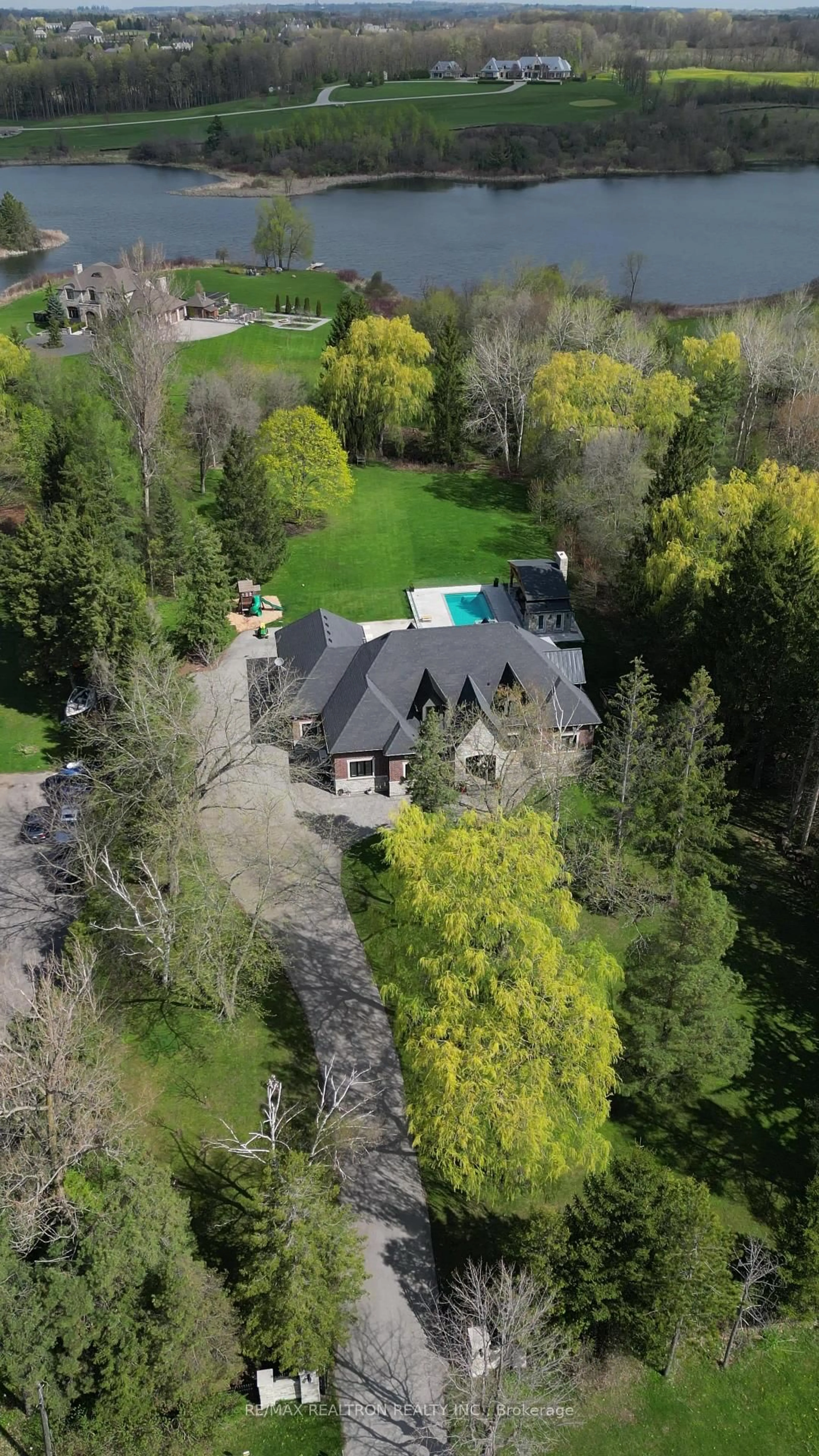 A pic from outside/outdoor area/front of a property/back of a property/a pic from drone, unknown for 1246 15th Sdrd, King Ontario L7B 1K5