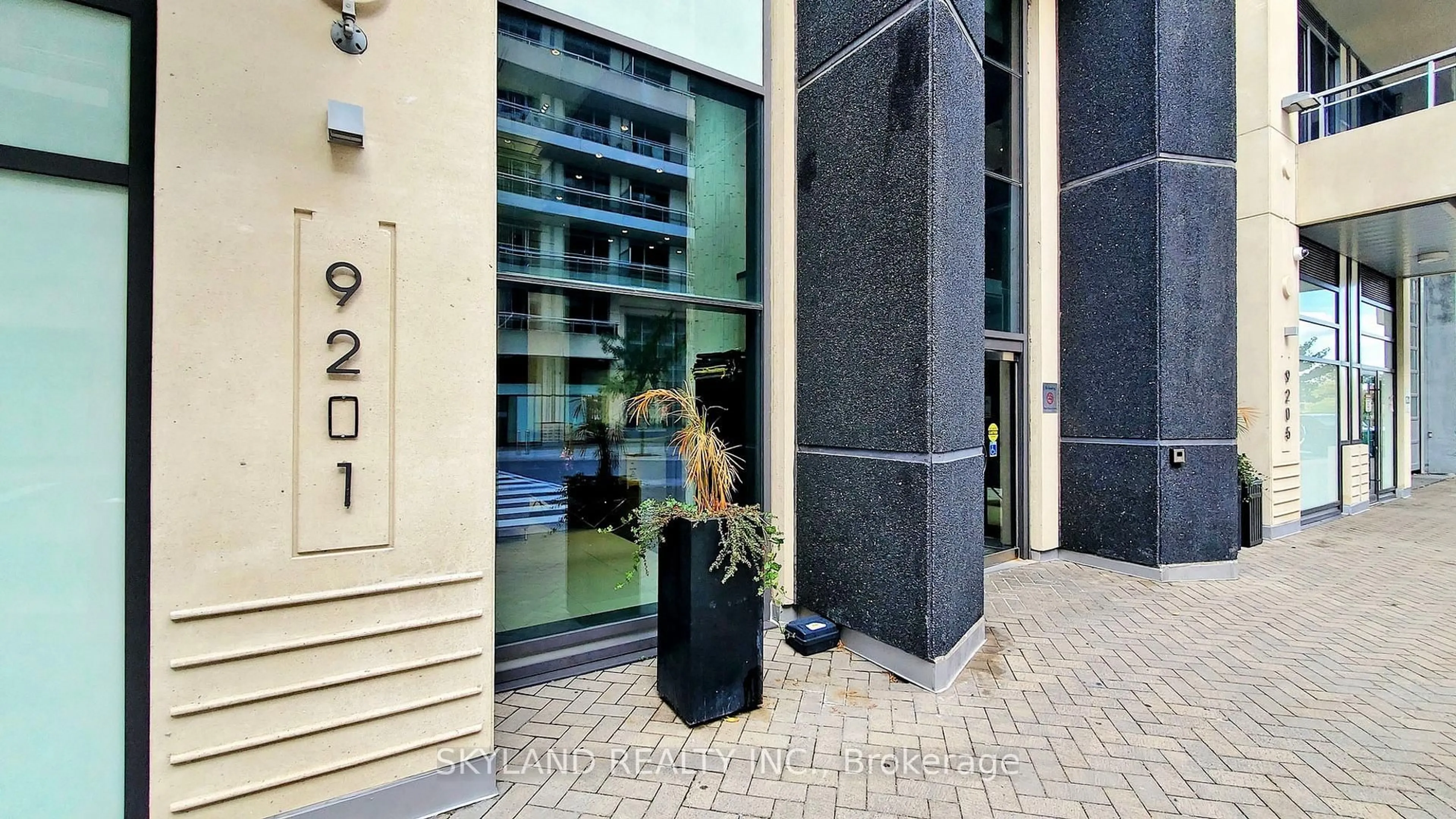 Indoor foyer for 9201 Yonge St #NW 406, Richmond Hill Ontario L4C 6Z2
