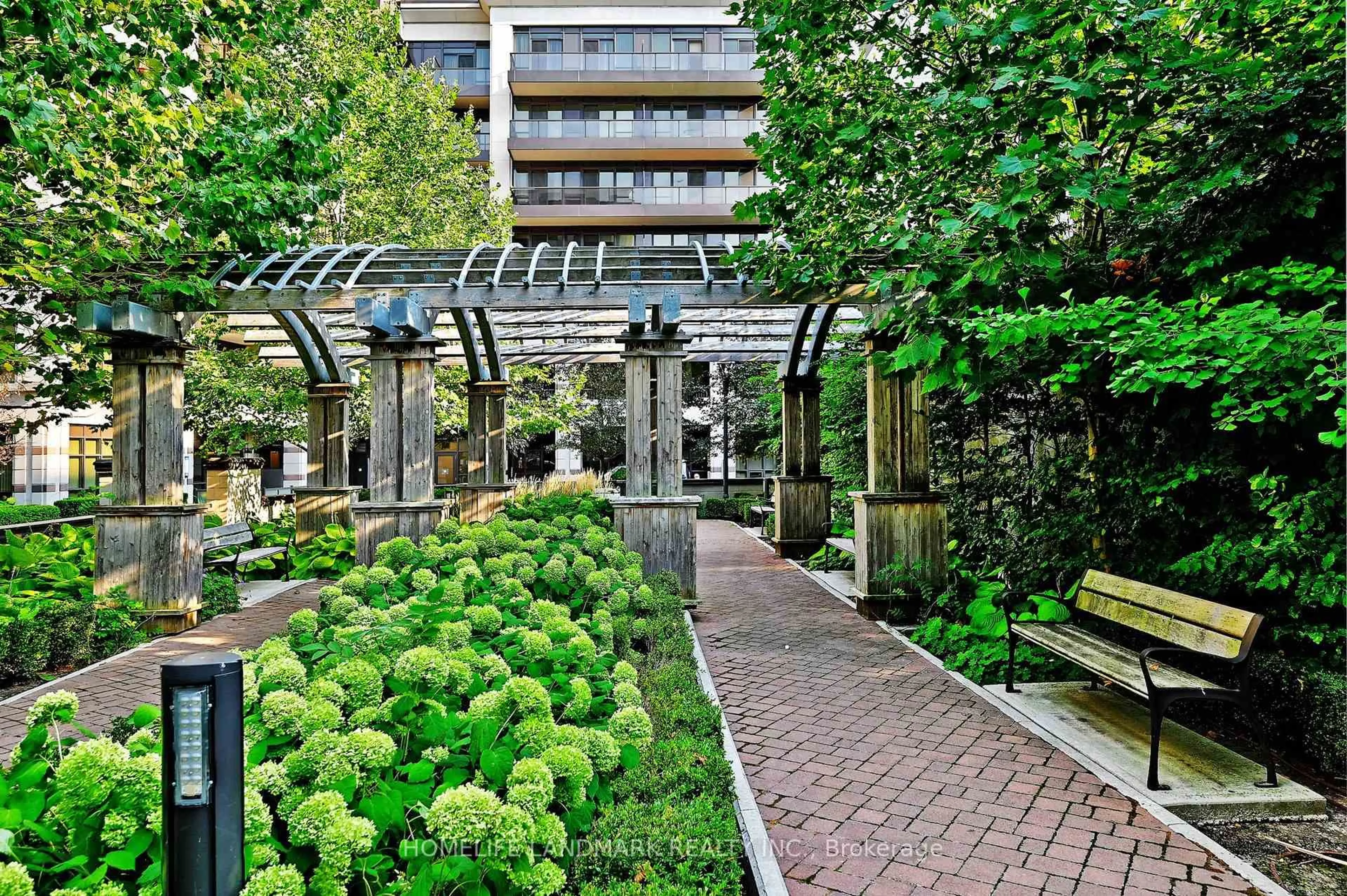 Patio, street for 38 Cedarland Dr #615, Markham Ontario L6G 0G7