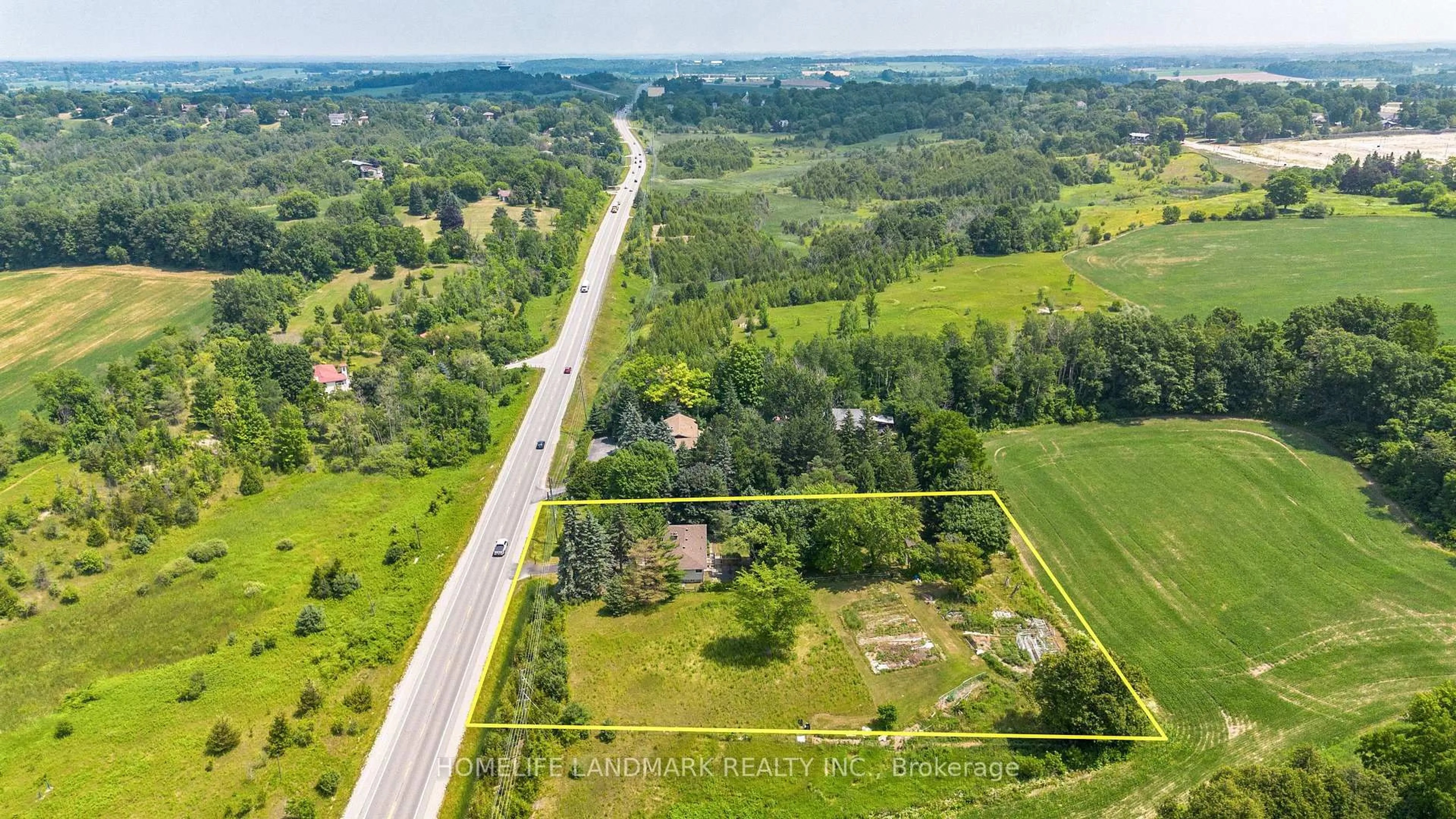 A pic from outside/outdoor area/front of a property/back of a property/a pic from drone, street for 1093 Queensville Sdrd, East Gwillimbury Ontario L0G 1R0
