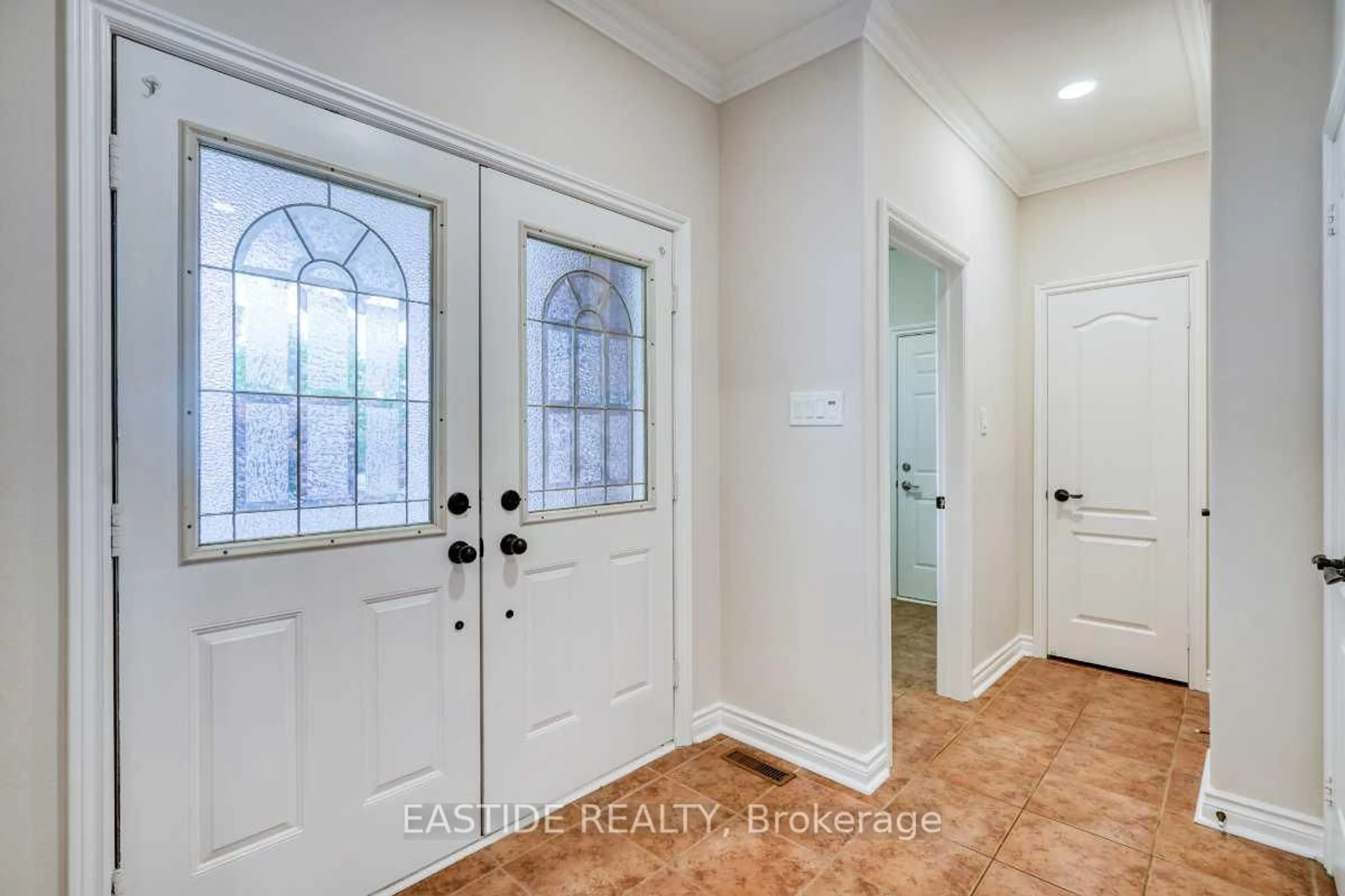 Indoor entryway for 659 Mariner Lane, Newmarket Ontario L3X 1L6