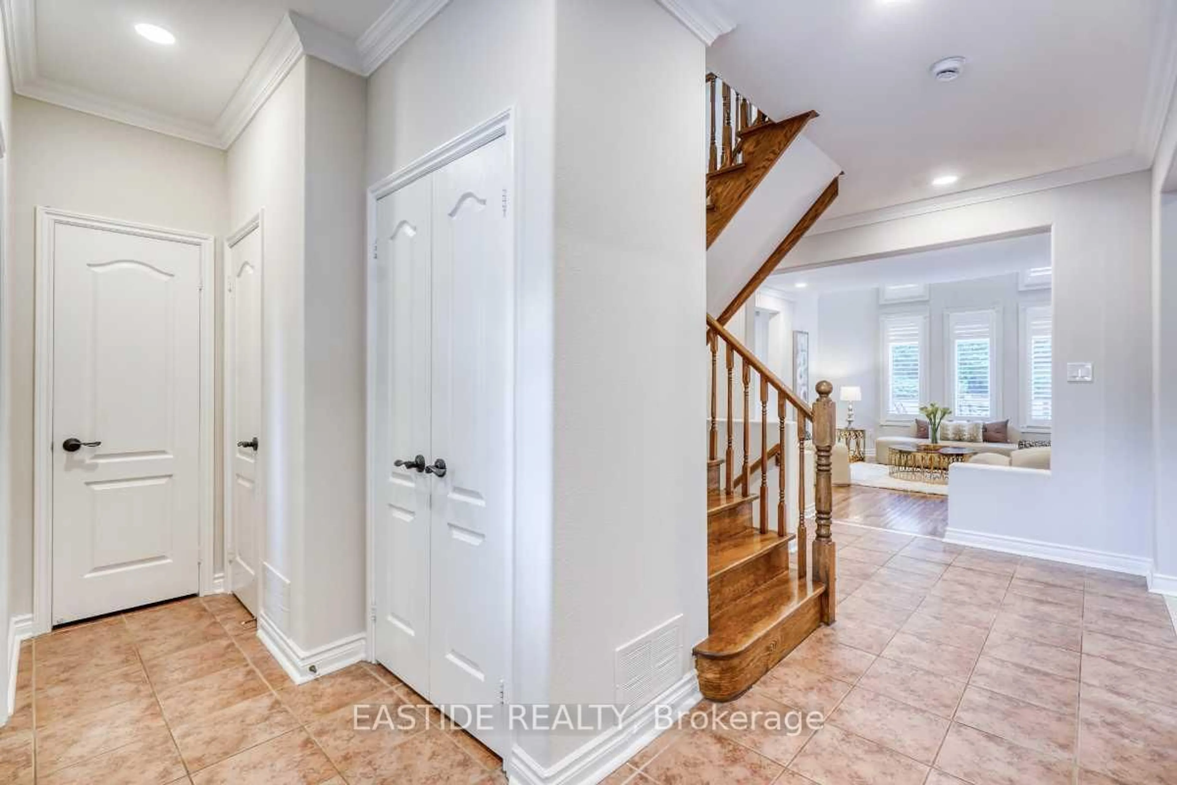 Indoor entryway for 659 Mariner Lane, Newmarket Ontario L3X 1L6