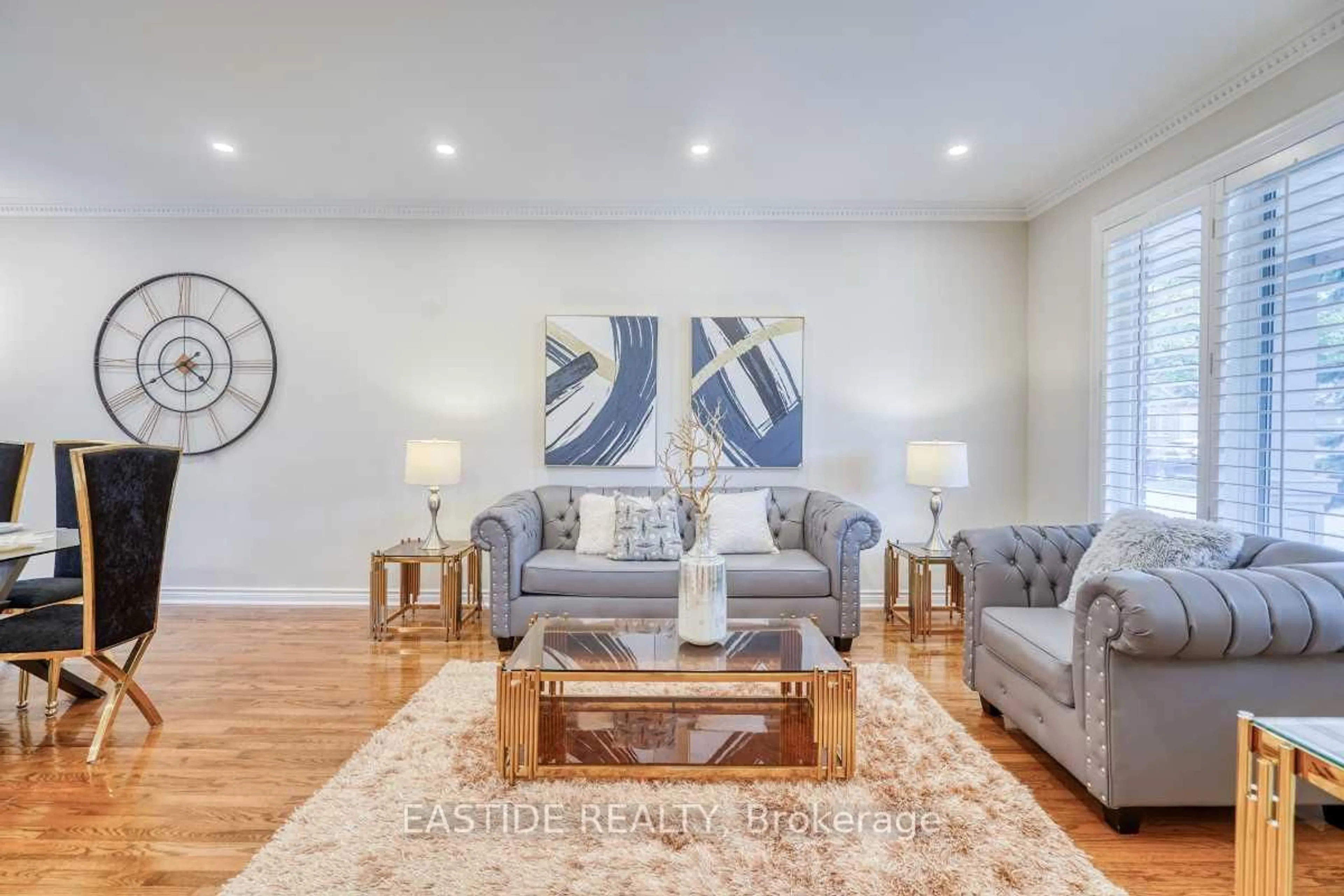 Living room with furniture, unknown for 659 Mariner Lane, Newmarket Ontario L3X 1L6