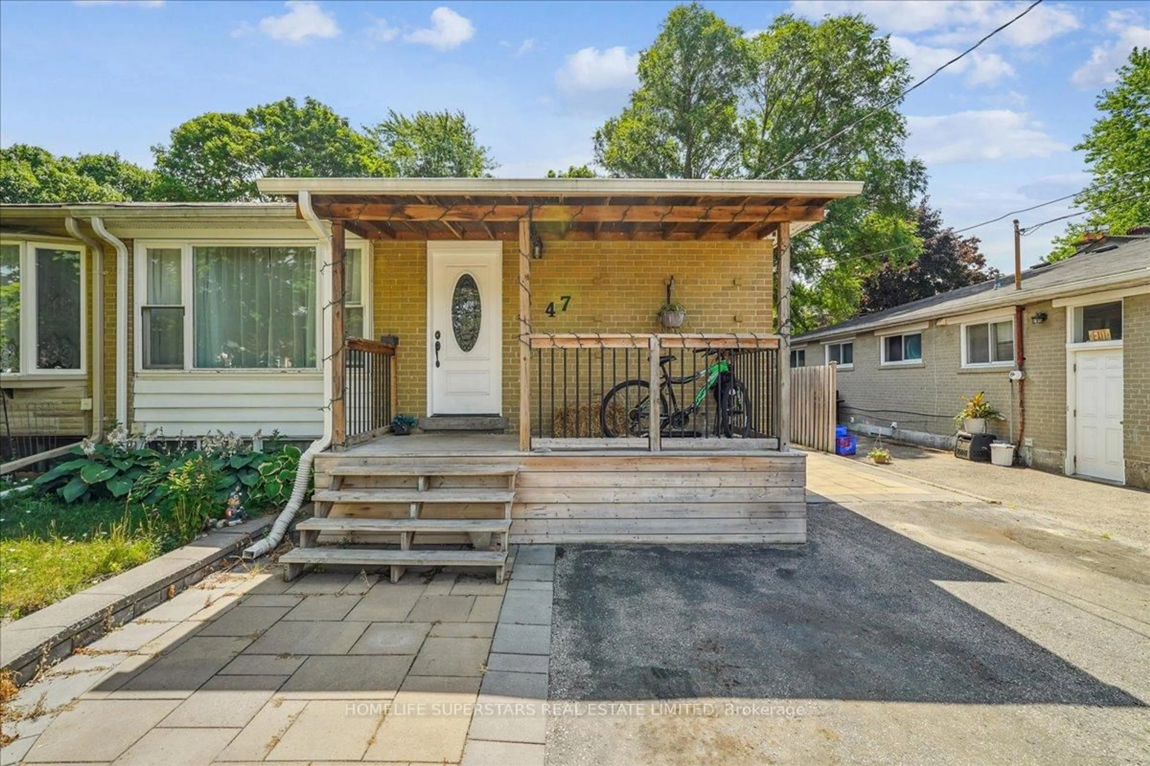 Patio, street for 47 Davis Rd, Aurora Ontario L4G 2B4