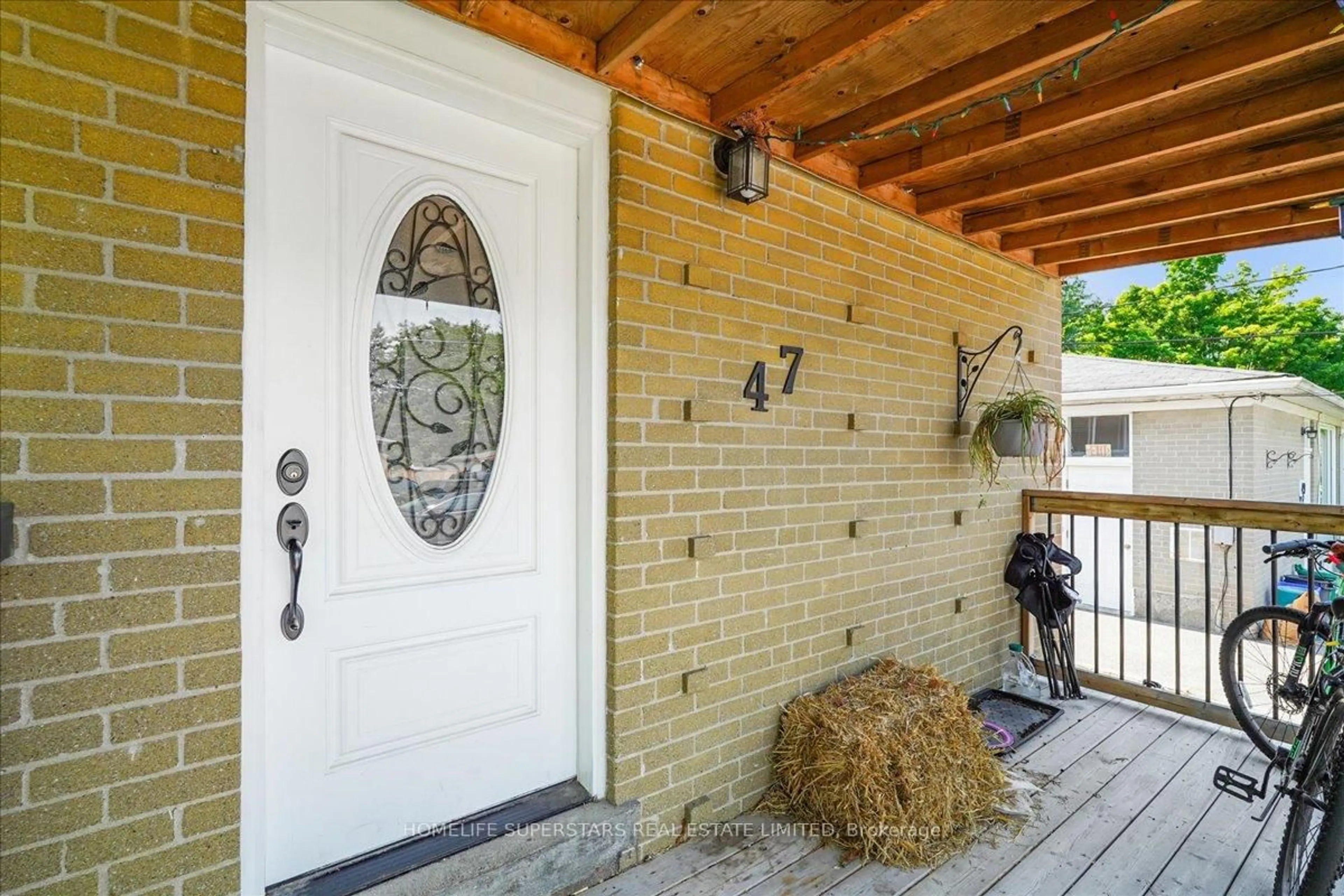Indoor entryway for 47 Davis Rd, Aurora Ontario L4G 2B4