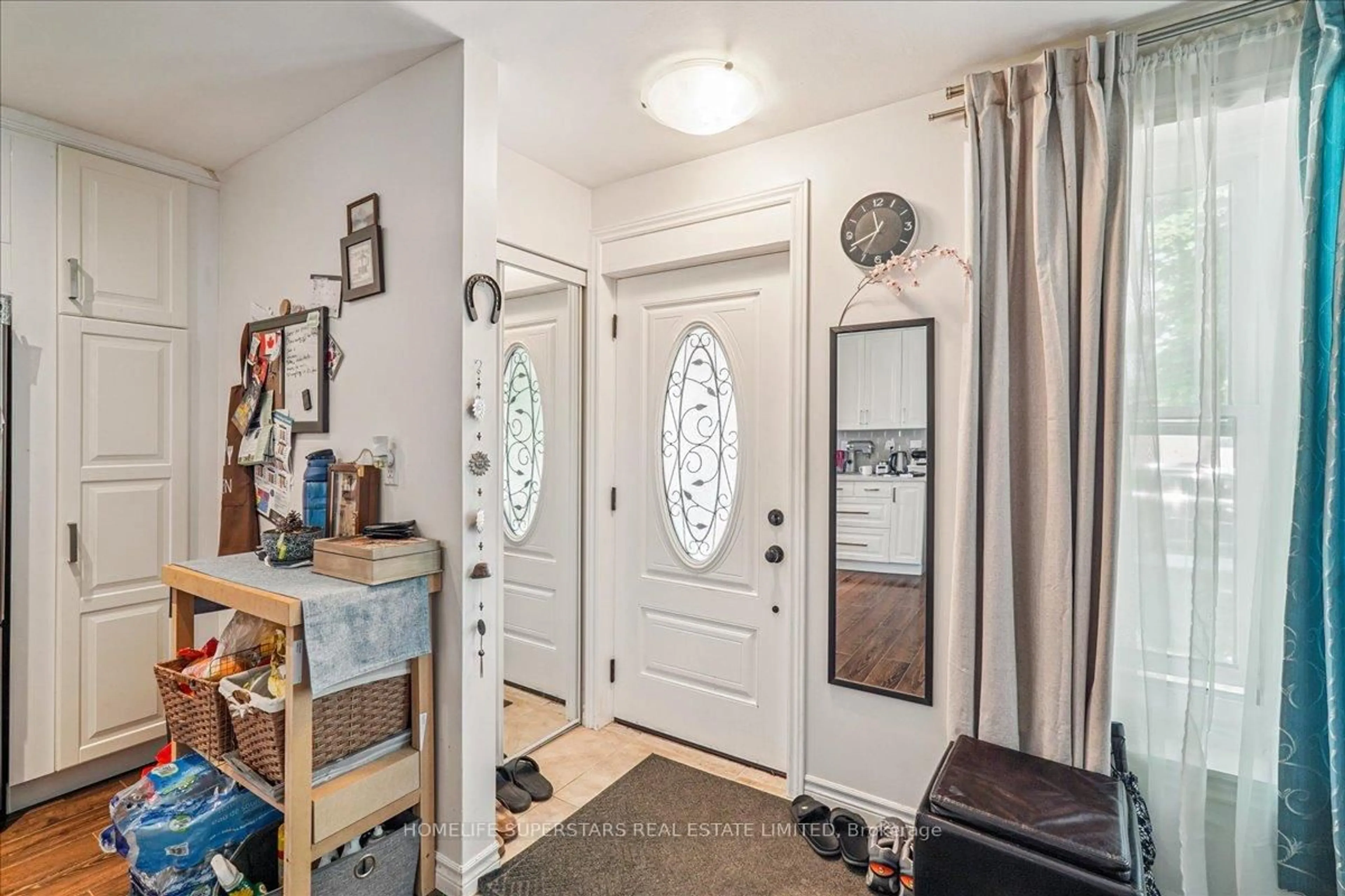 Indoor entryway for 47 Davis Rd, Aurora Ontario L4G 2B4