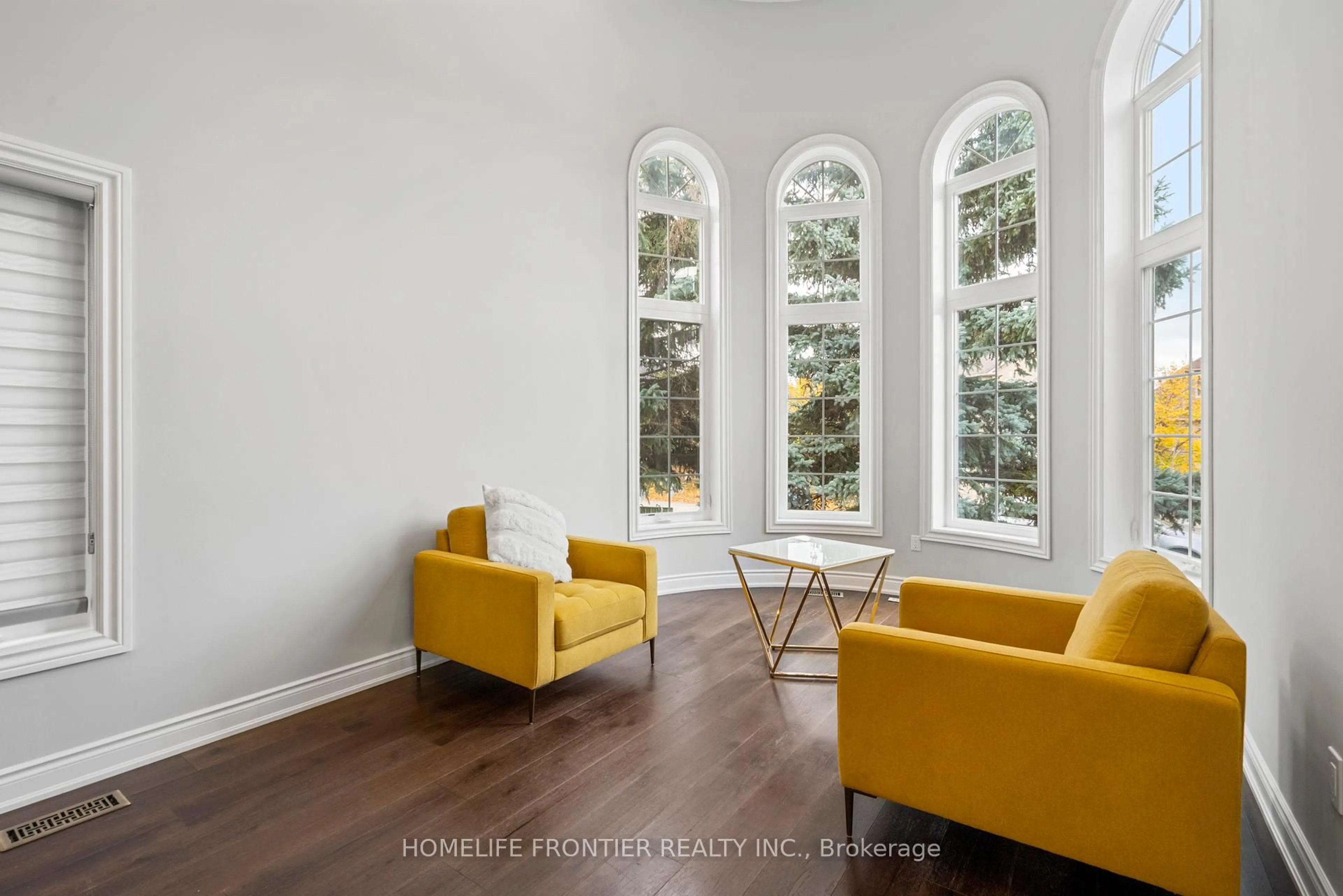 Living room with furniture, unknown for 7 Edenbrook Cres, Richmond Hill Ontario L4B 4B5