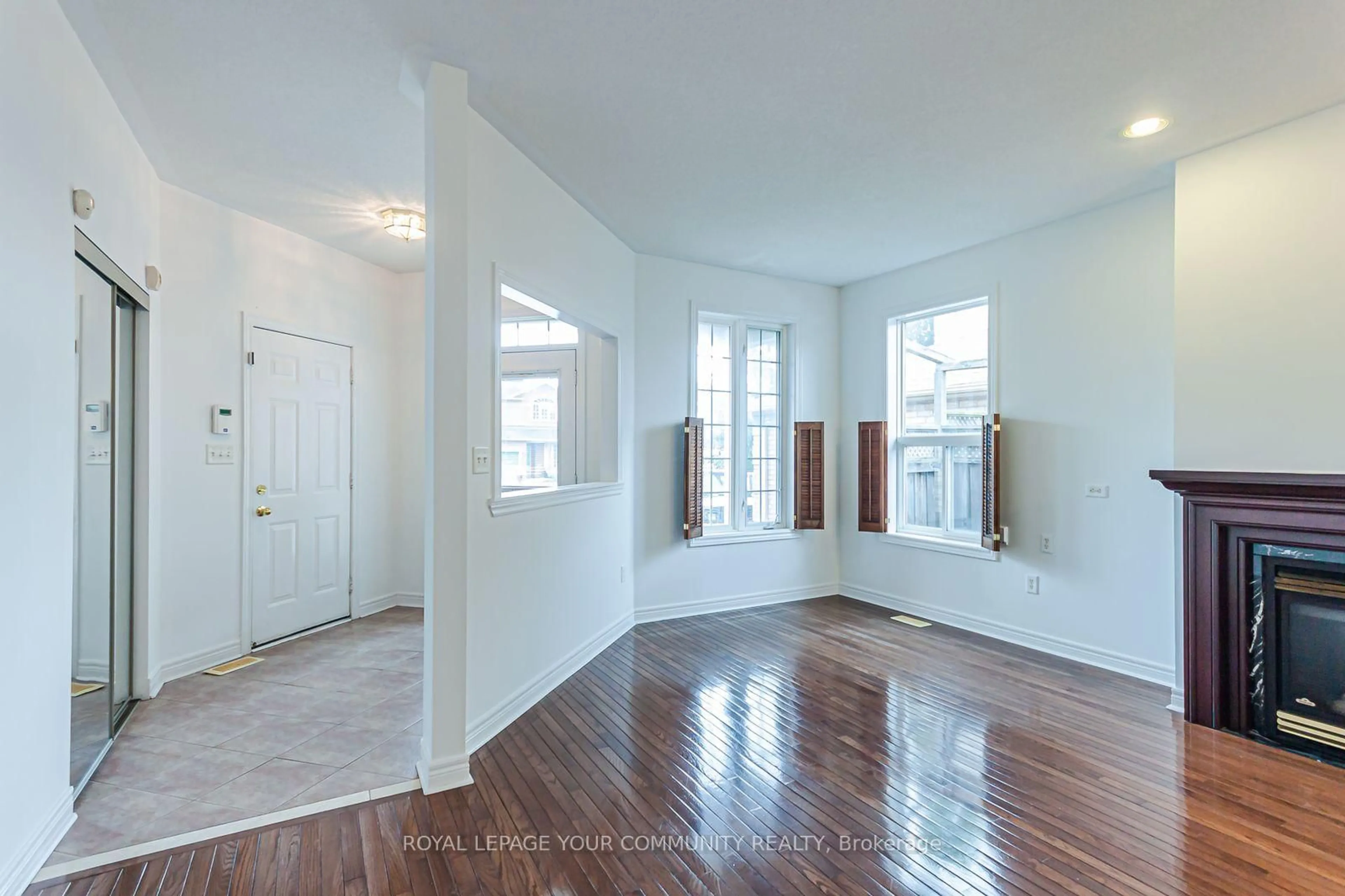 Indoor entryway for 3 Paddle Gate, Richmond Hill Ontario L4E 3Y2