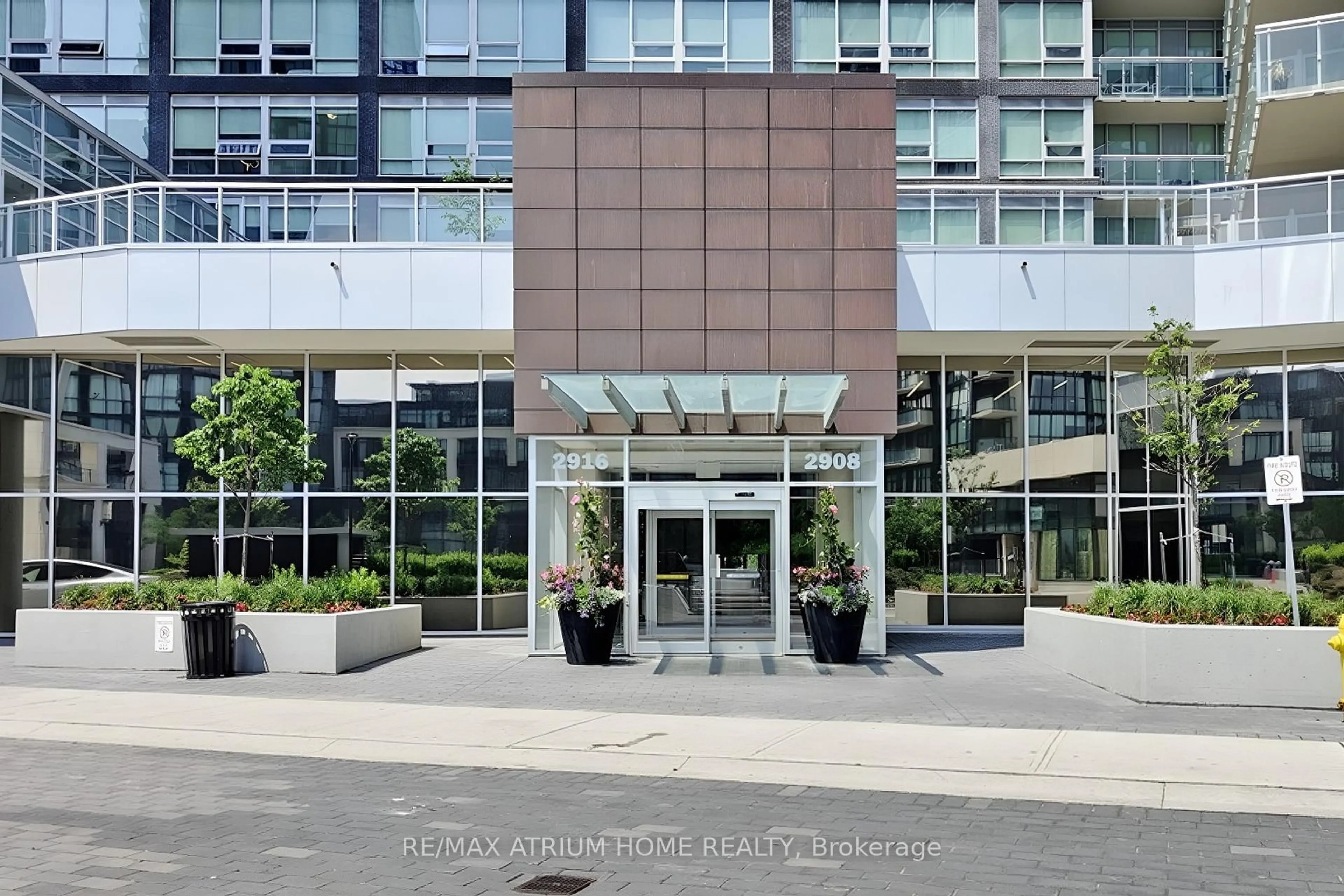 Indoor foyer for 2916 Highway 7 Rd #1510, Vaughan Ontario L4K 0K6