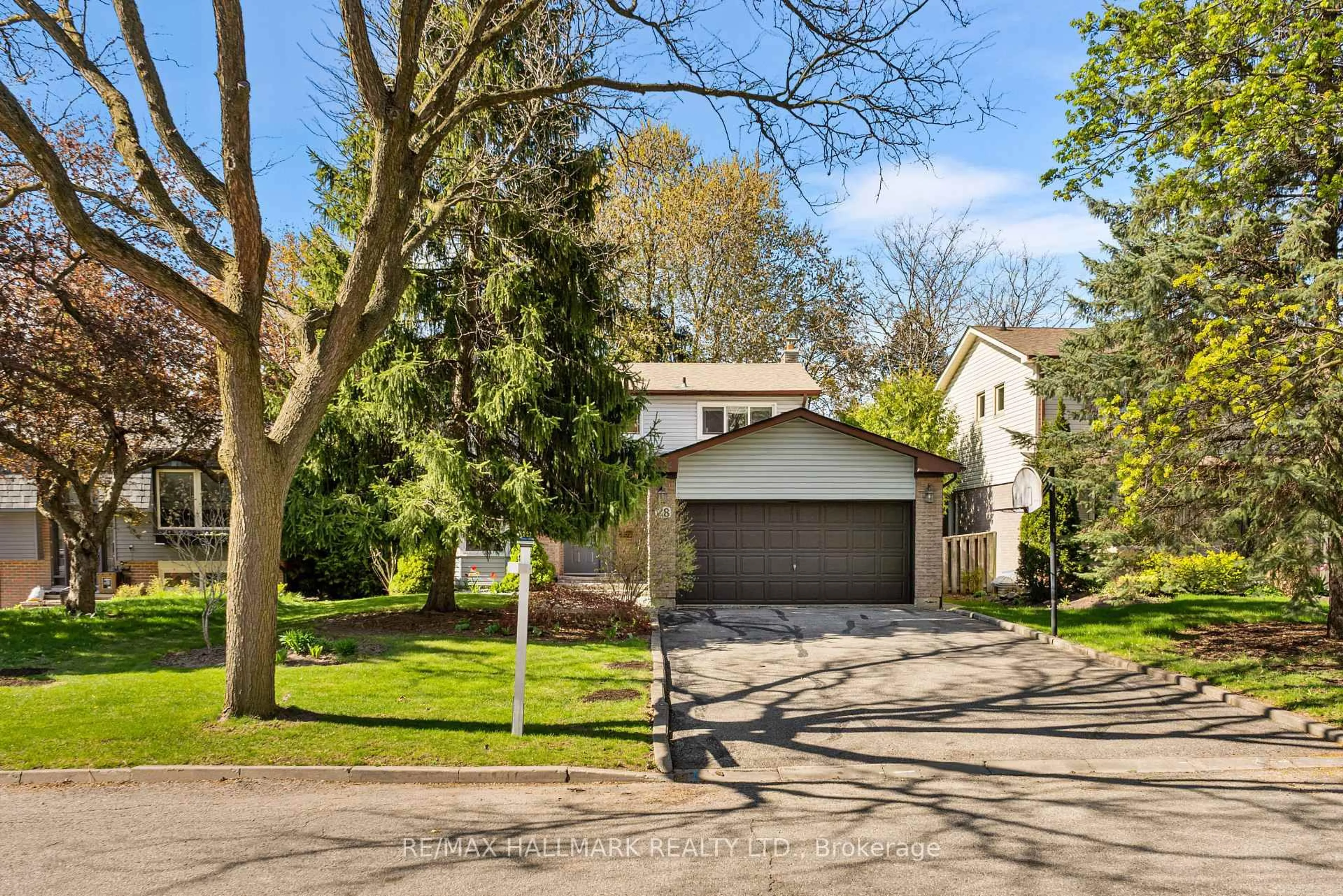 A pic from outside/outdoor area/front of a property/back of a property/a pic from drone, street for 28 Drumern Cres, Richmond Hill Ontario L4C 5H8