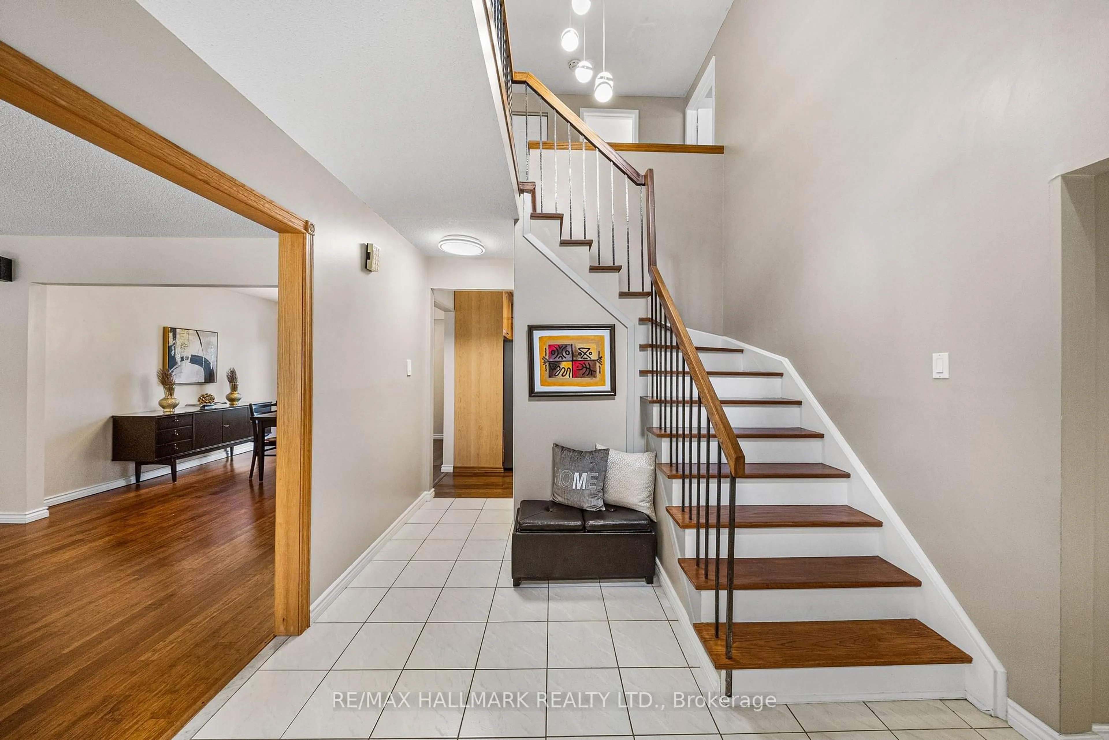 Indoor foyer for 28 Drumern Cres, Richmond Hill Ontario L4C 5H8