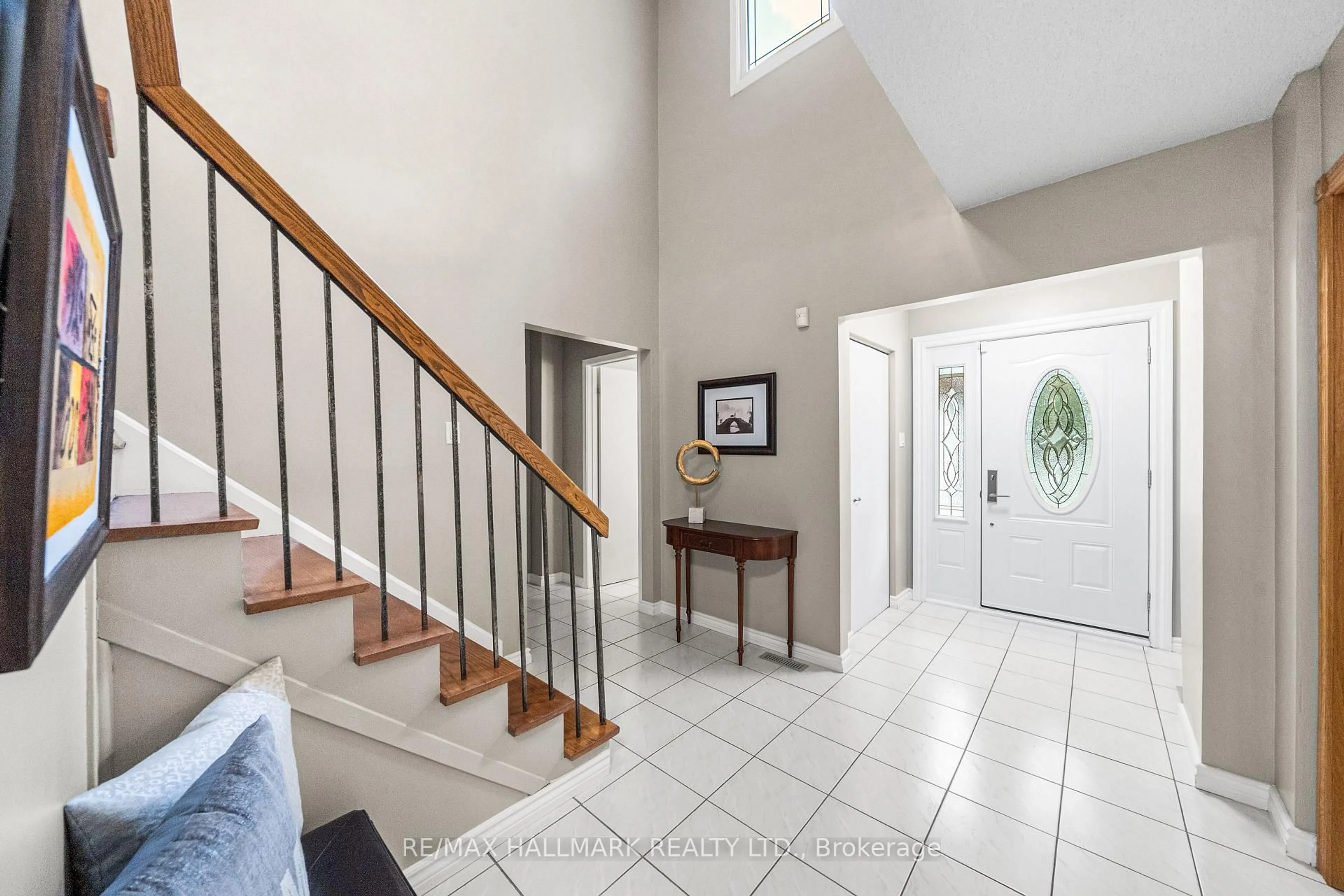 Indoor foyer for 28 Drumern Cres, Richmond Hill Ontario L4C 5H8
