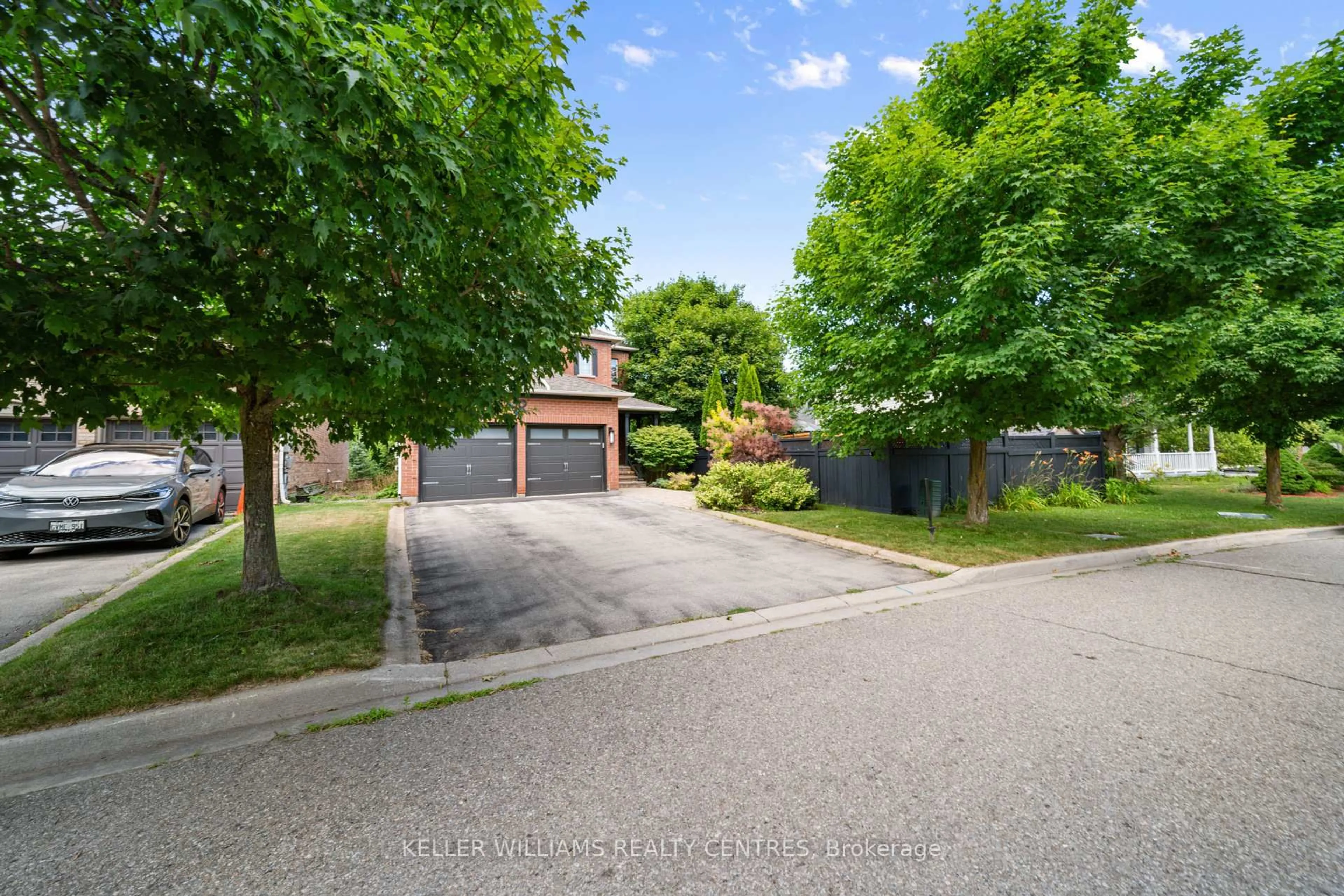A pic from outside/outdoor area/front of a property/back of a property/a pic from drone, street for 12 Quaker House Lane, King Ontario L0G 1T0