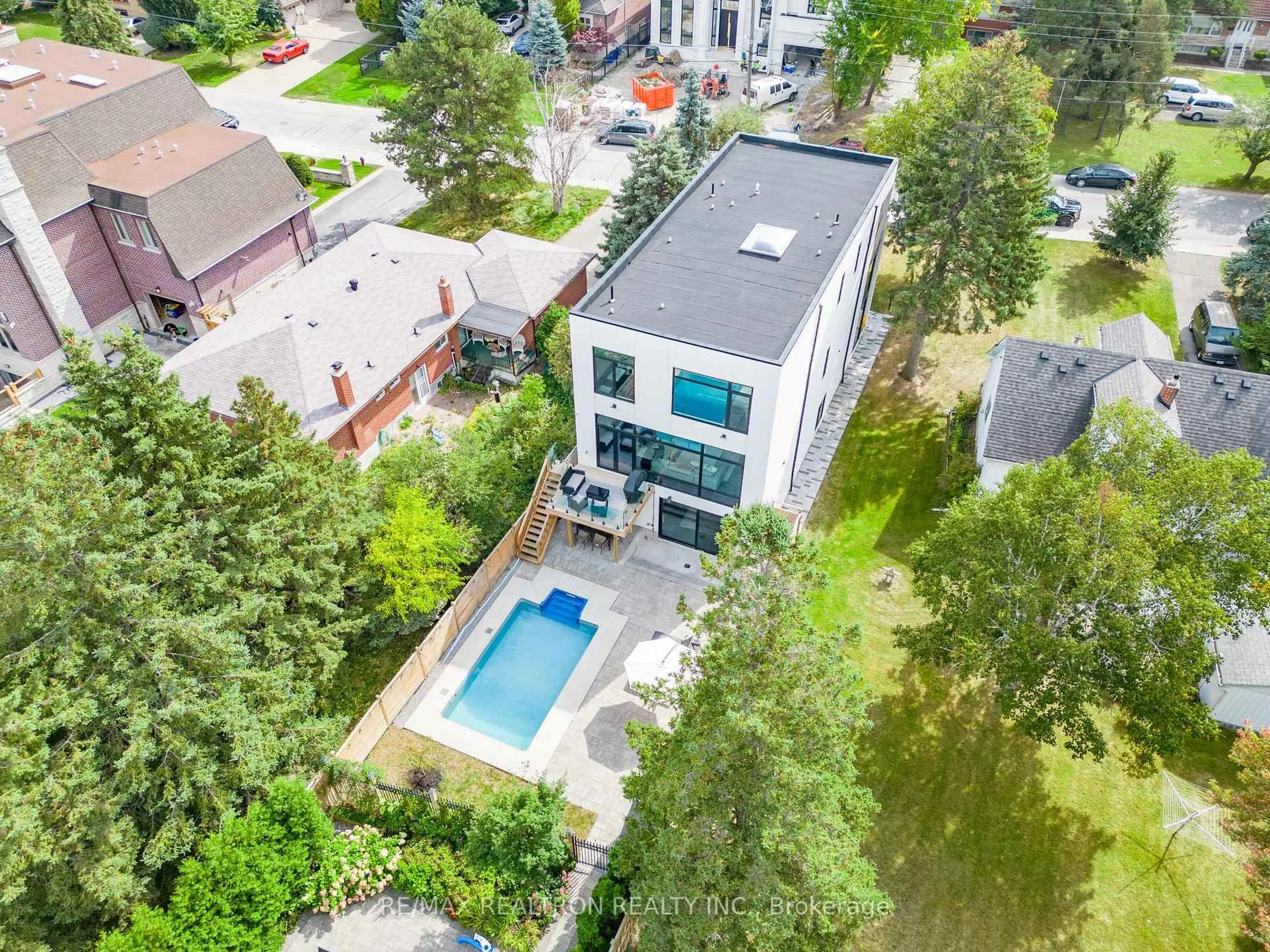 A pic from outside/outdoor area/front of a property/back of a property/a pic from drone, unknown for 156 Garden Ave, Richmond Hill Ontario L4C 6M2