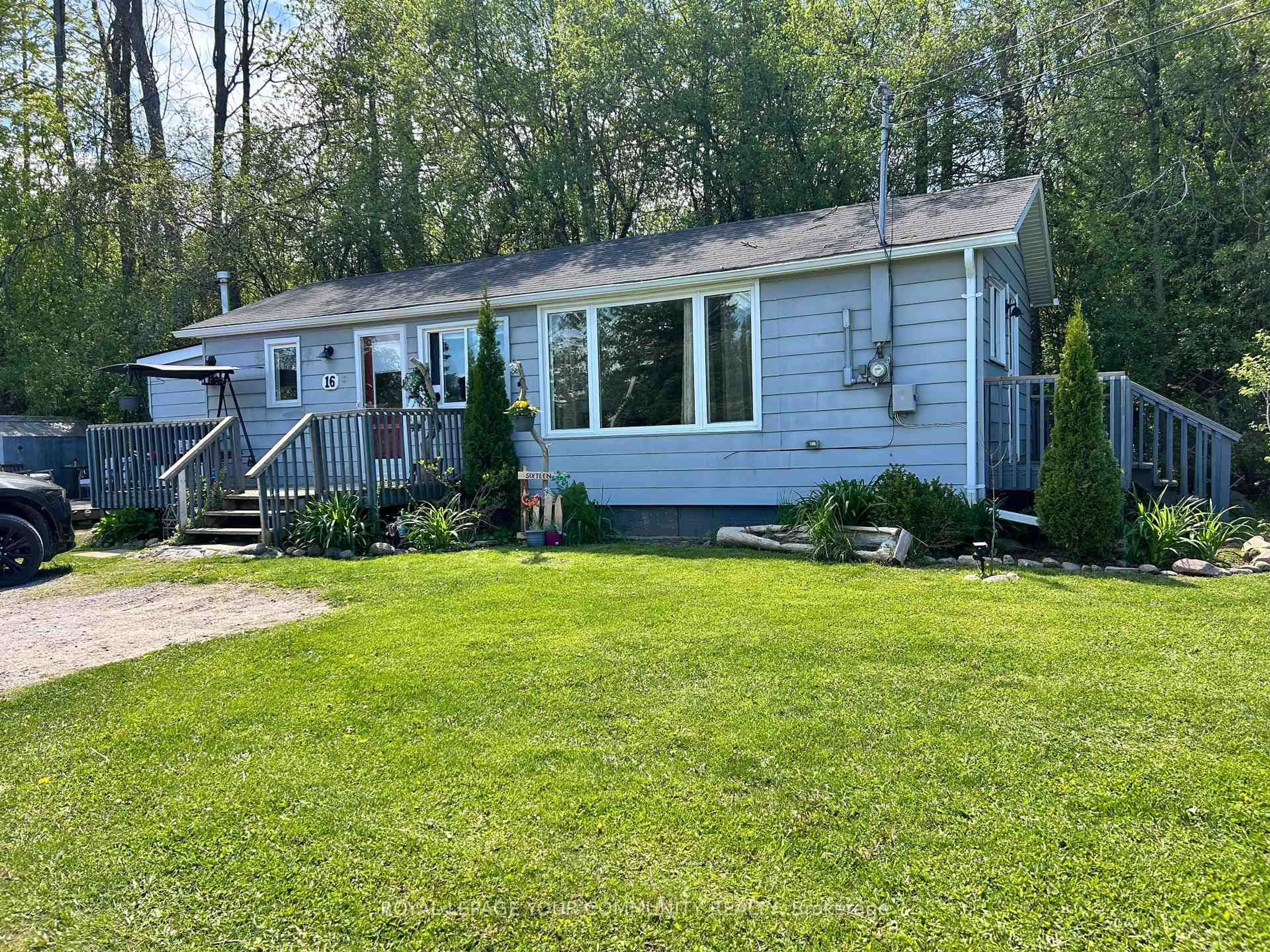 Home with vinyl exterior material, water/lake/river/ocean view for 16 Christidis Dr, Georgina Ontario L0E 1L0