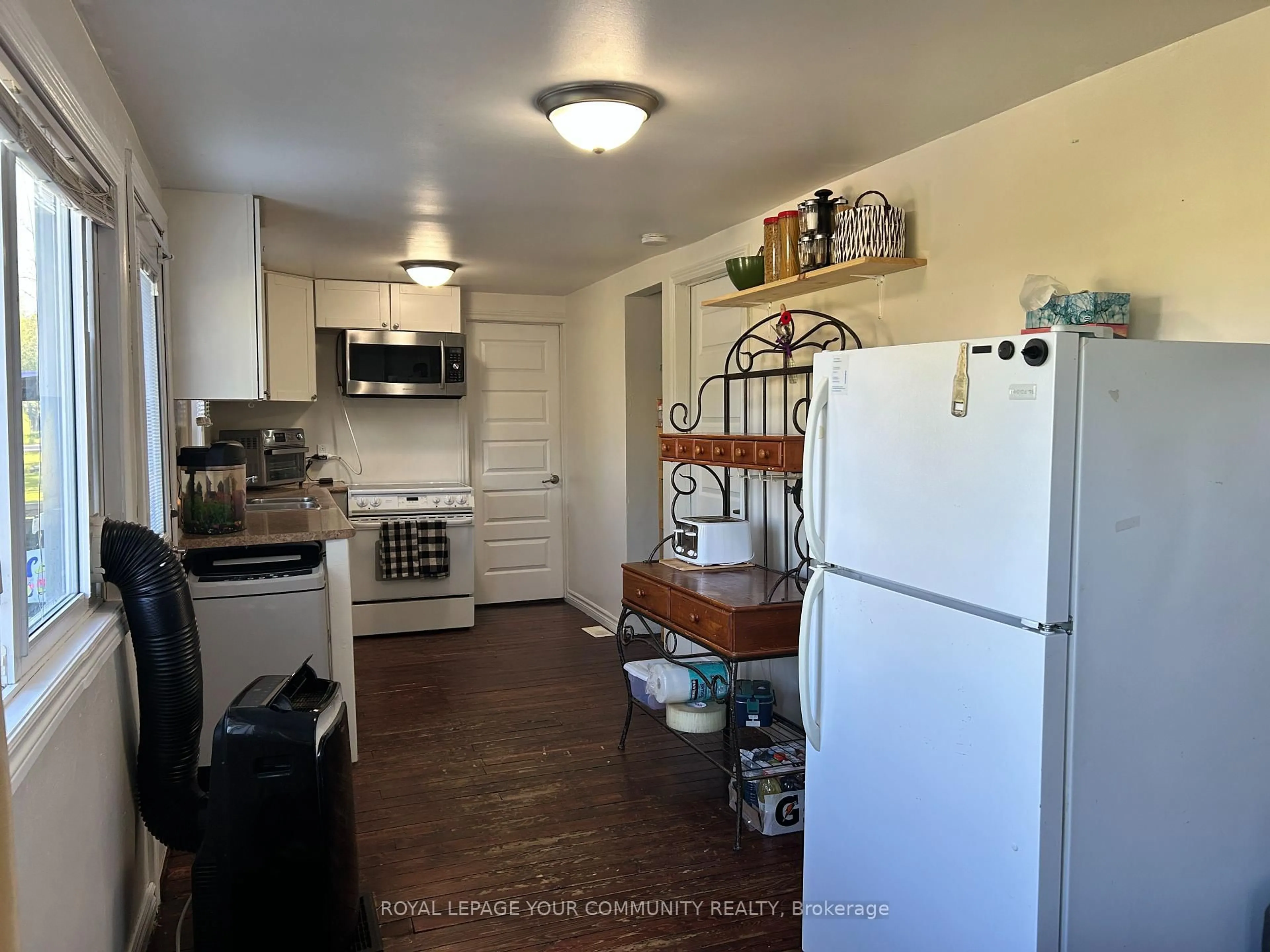 Standard kitchen, unknown for 16 Christidis Dr, Georgina Ontario L0E 1L0