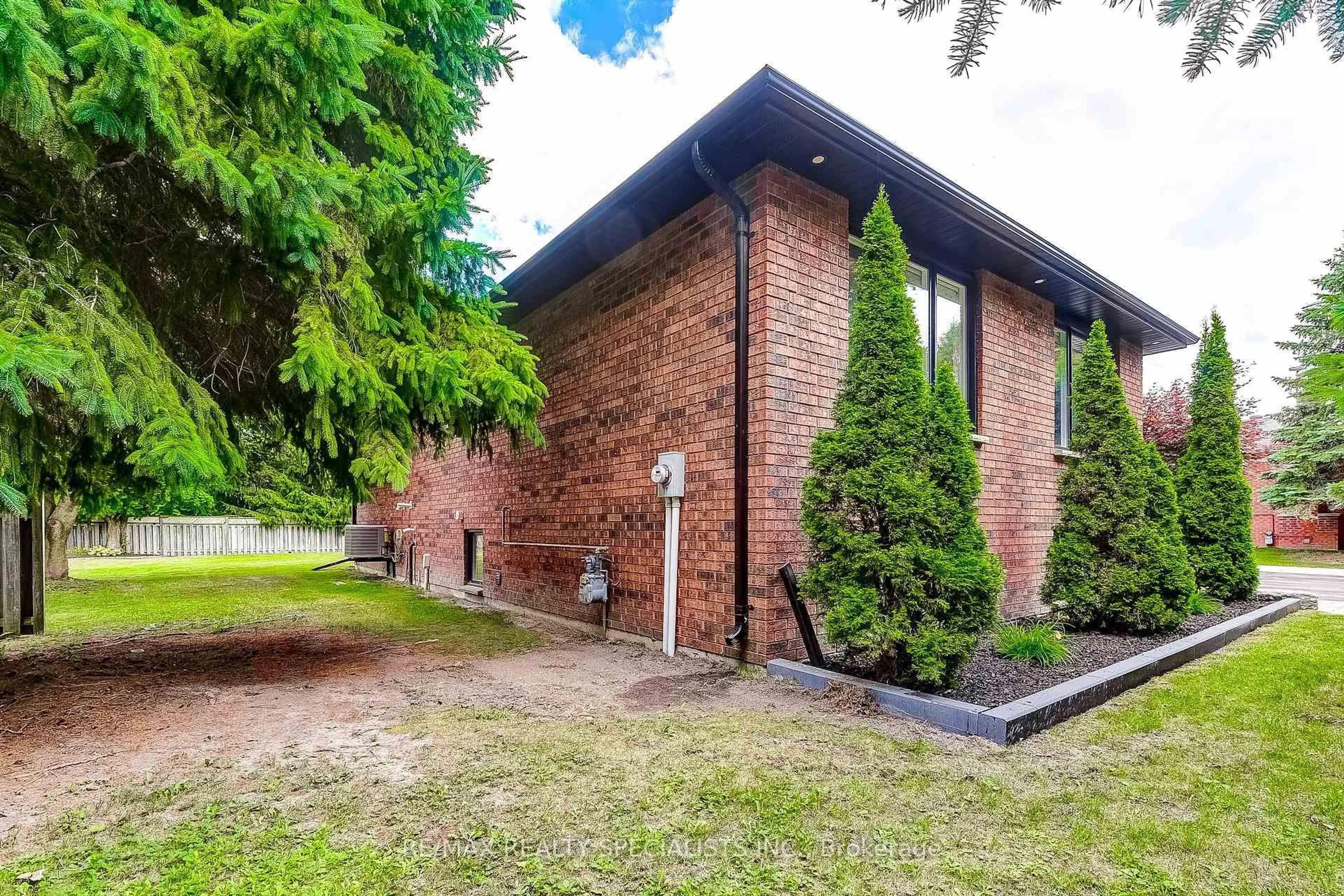 Home with brick exterior material, unknown for 40 Kevin Cres, Essa Ontario L0L 2N0