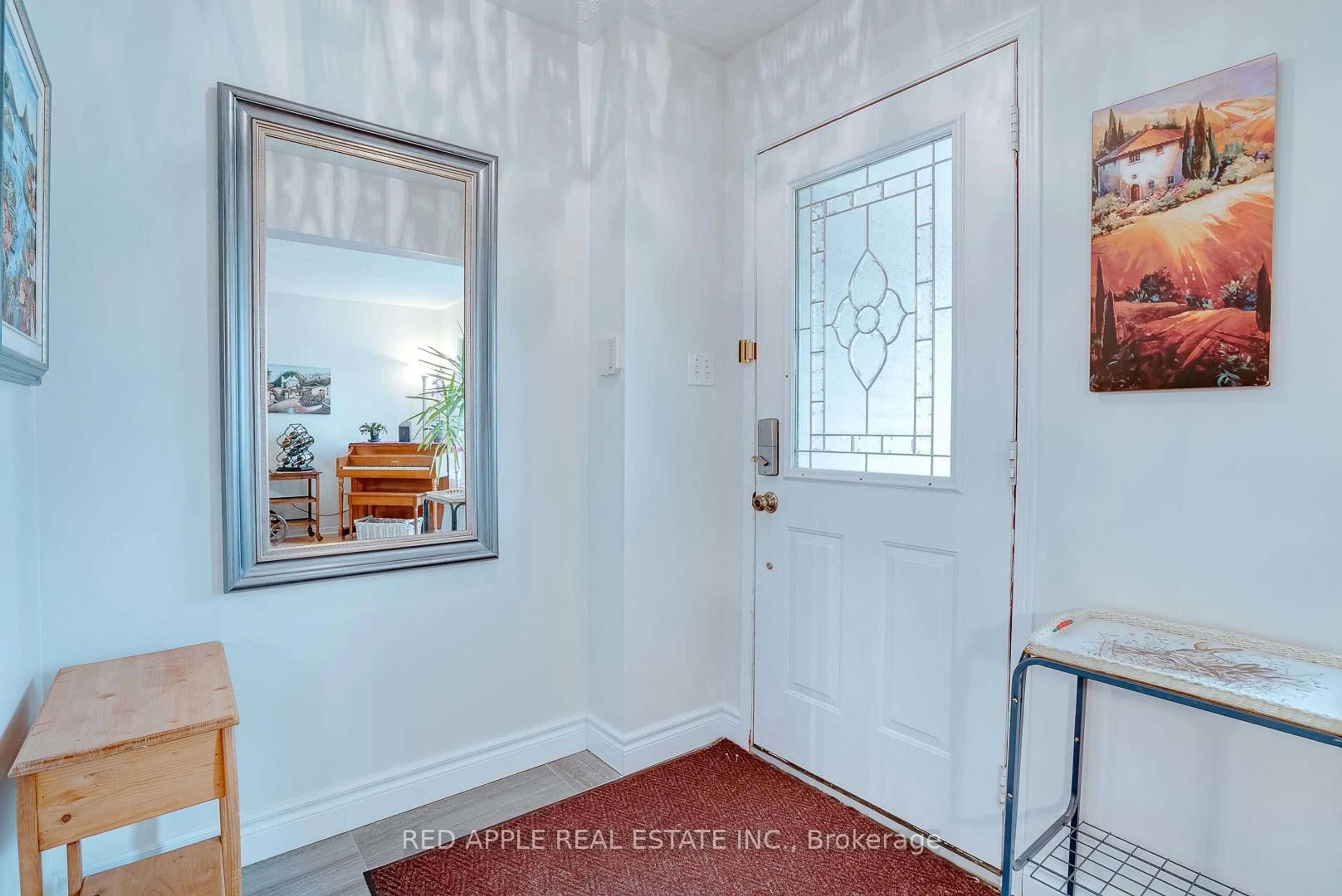Indoor entryway for 60 Snedden Ave, Aurora Ontario L4G 7K6