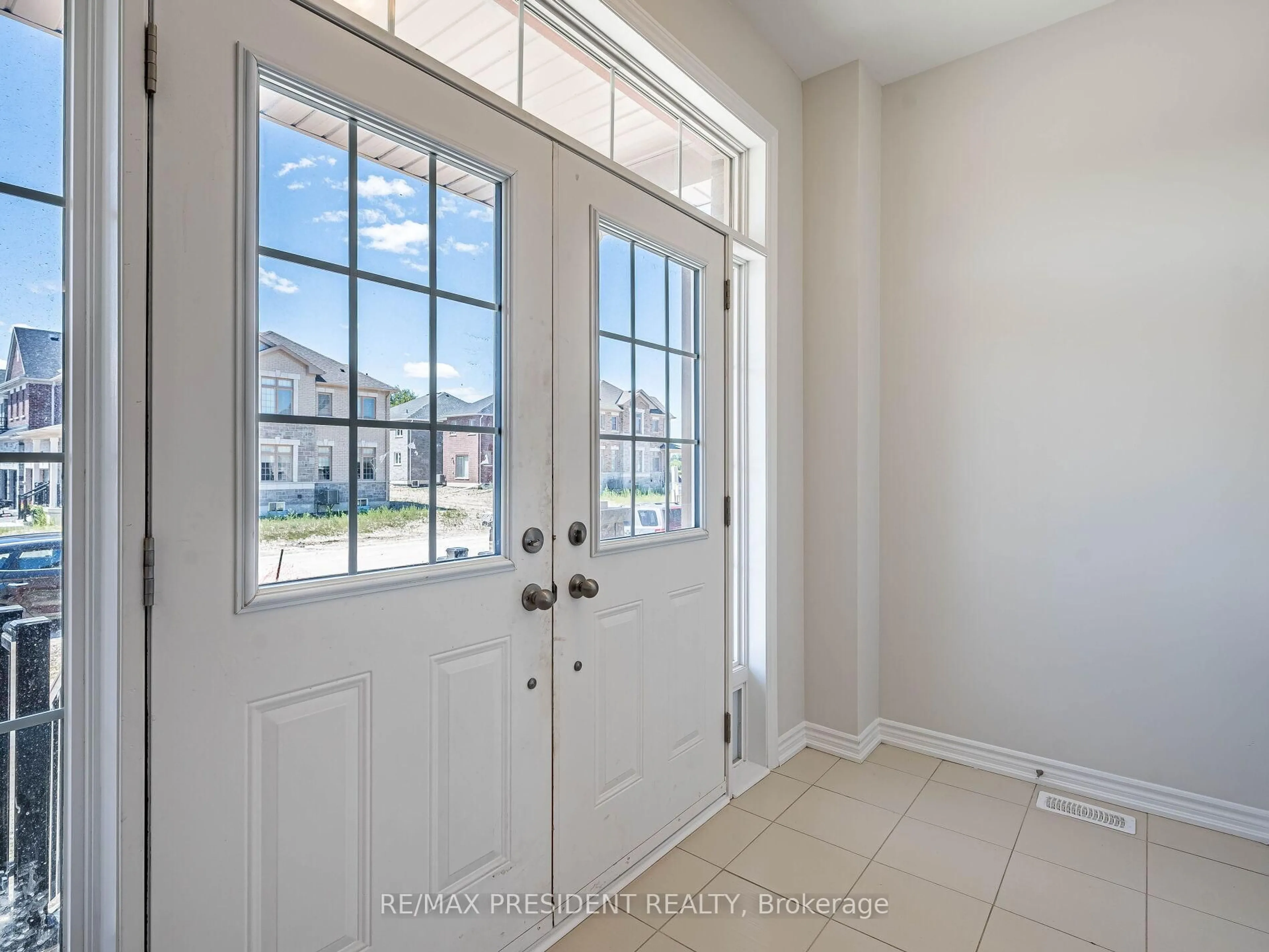 Indoor entryway for 83 Brethet Hts, New Tecumseth Ontario L0G 1A0