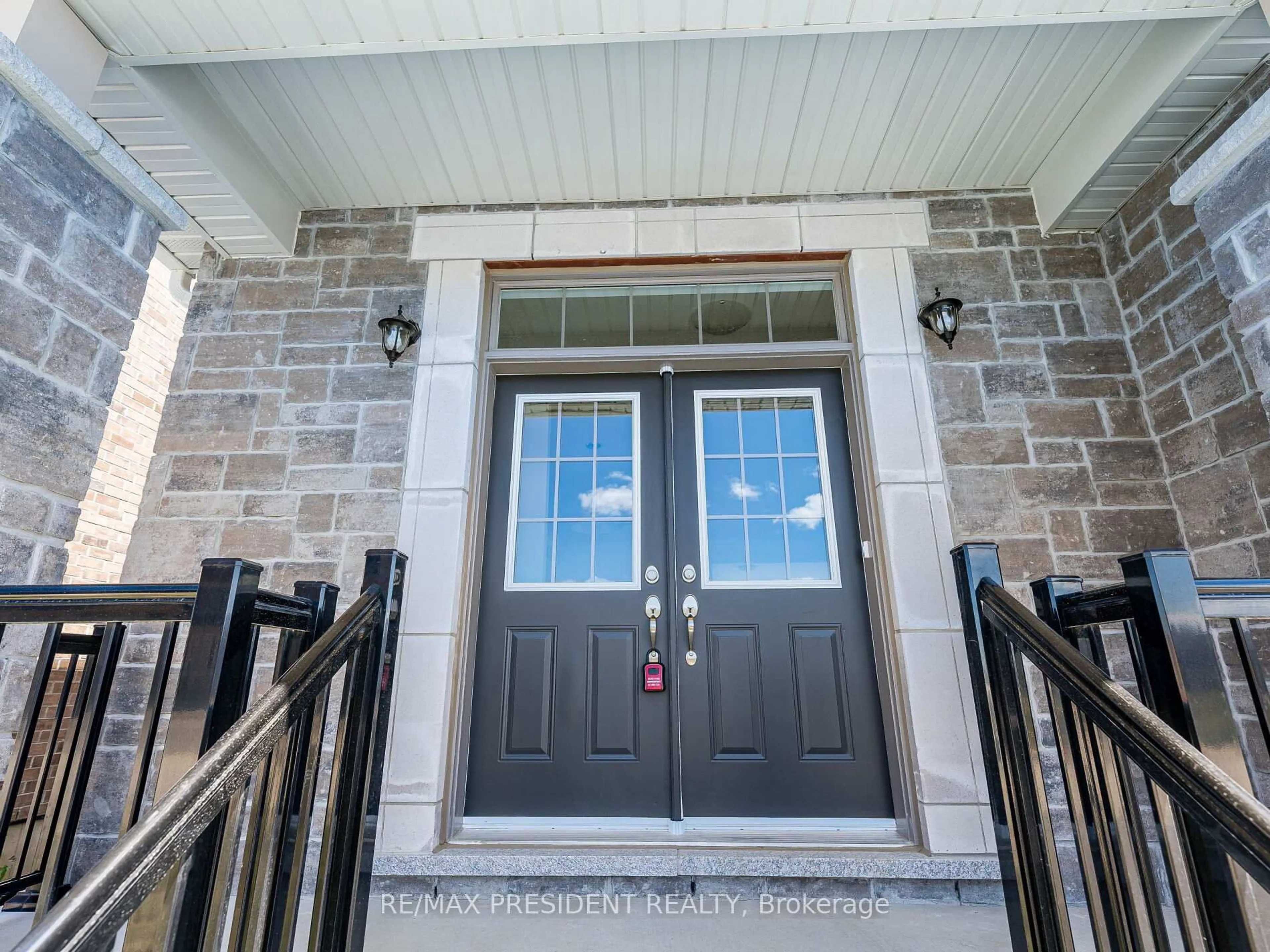 Indoor entryway for 65 Brethet Hts, New Tecumseth Ontario L0G 1A0