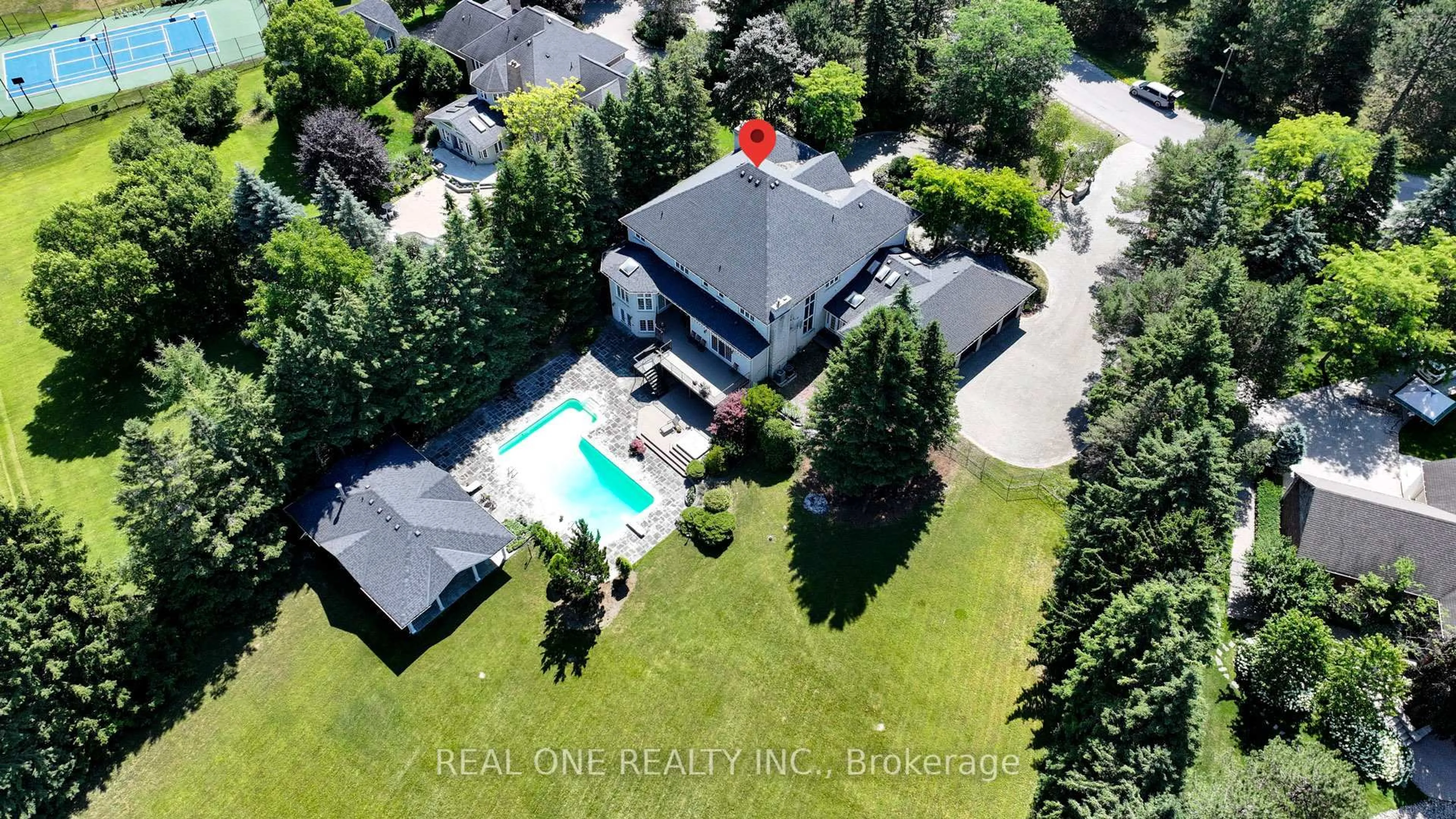 A pic from outside/outdoor area/front of a property/back of a property/a pic from drone, street for 14 Alm Crt, Aurora Ontario L4G 6W7