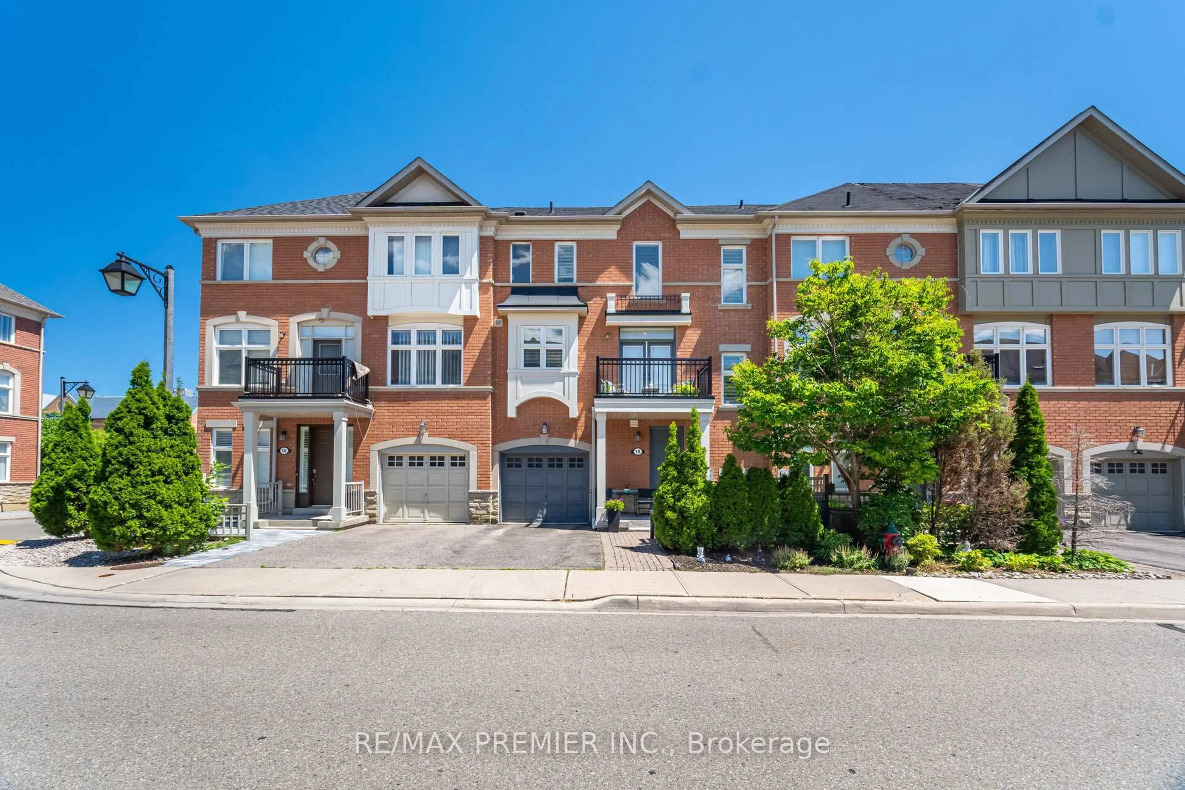 A pic from outside/outdoor area/front of a property/back of a property/a pic from drone, street for 18 Helen St, Vaughan Ontario L4L 3S3