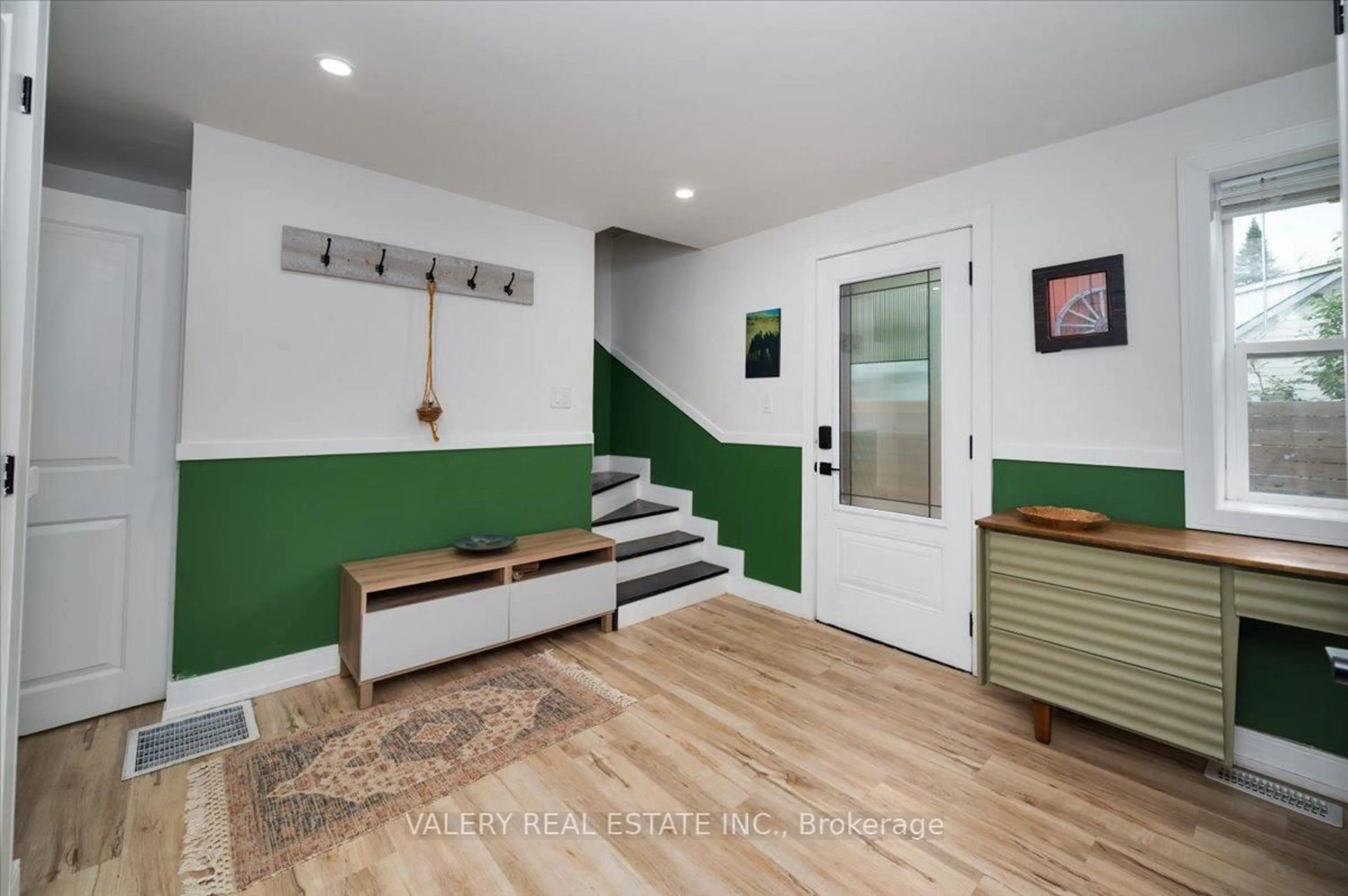 Indoor entryway for 1020 Ewart St, Innisfil Ontario L0L 1C0