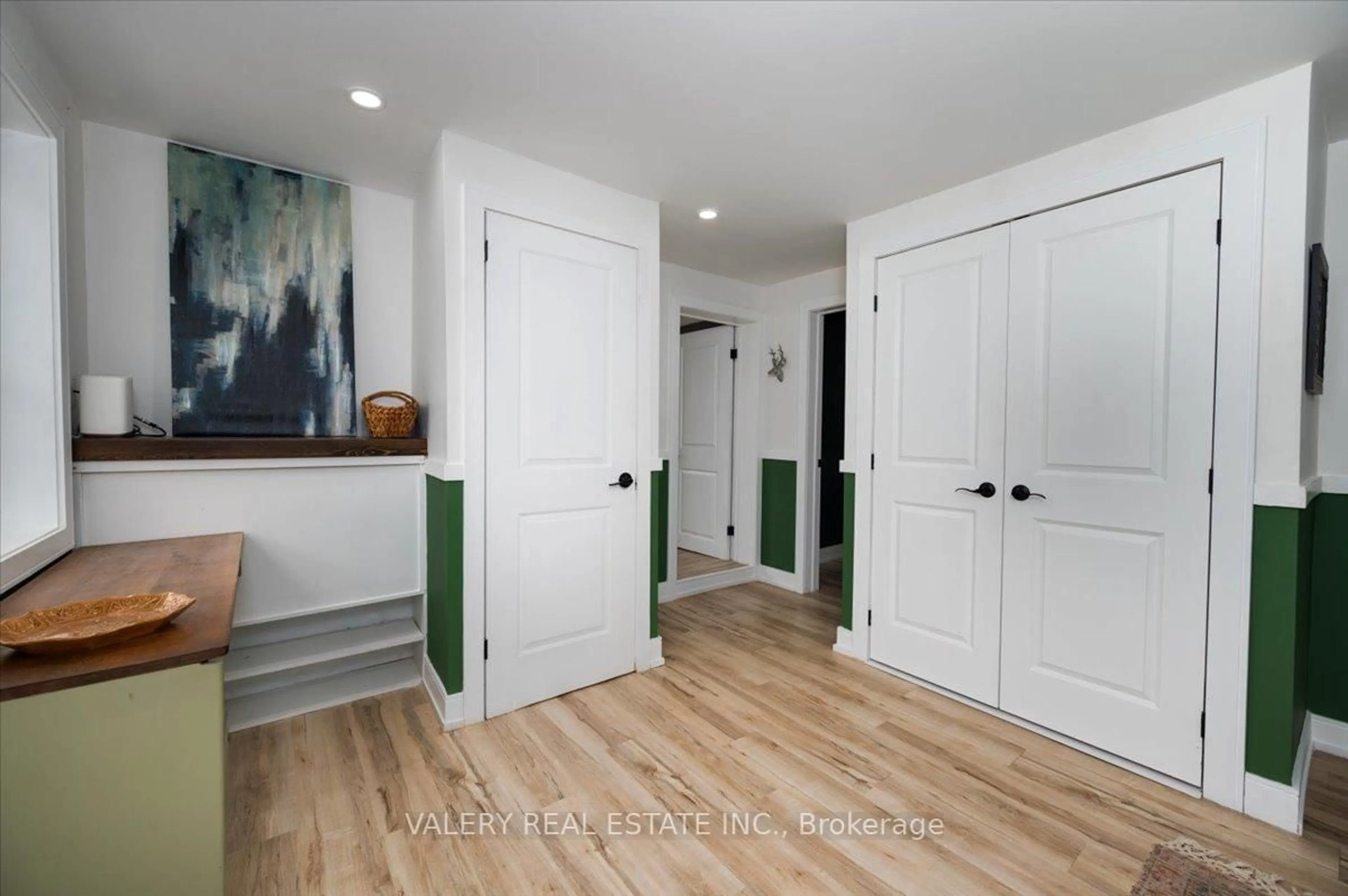 Indoor entryway for 1020 Ewart St, Innisfil Ontario L0L 1C0