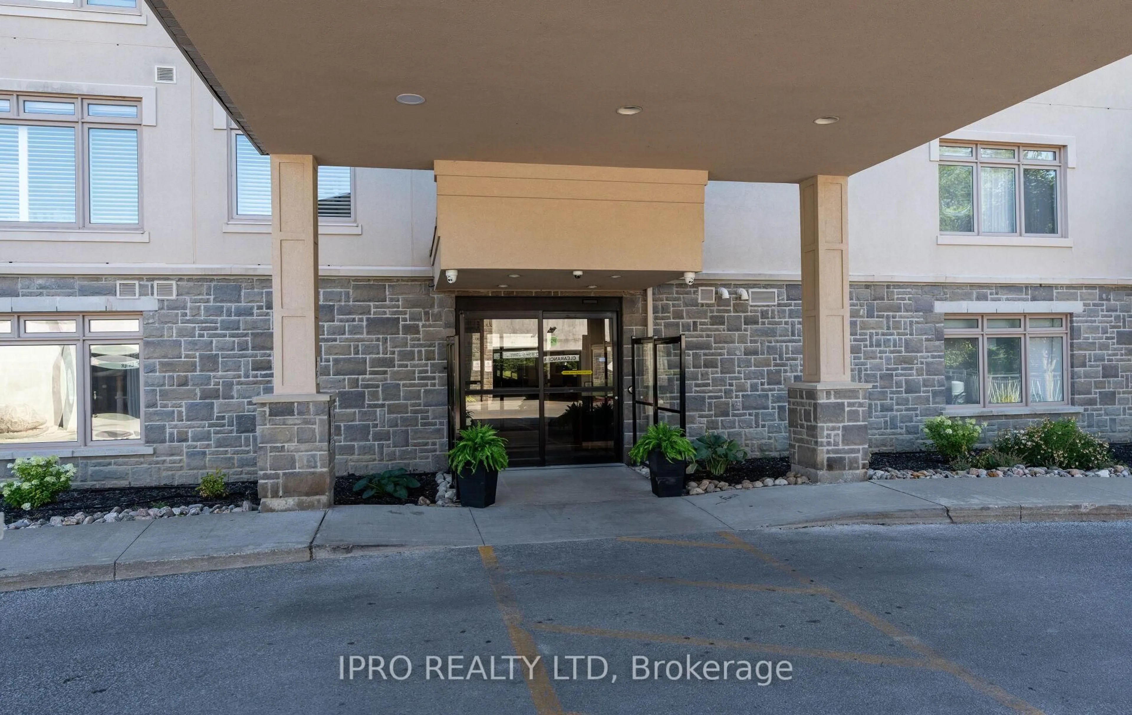 Indoor entryway for 149 Church St #719, King Ontario L0G 1T0