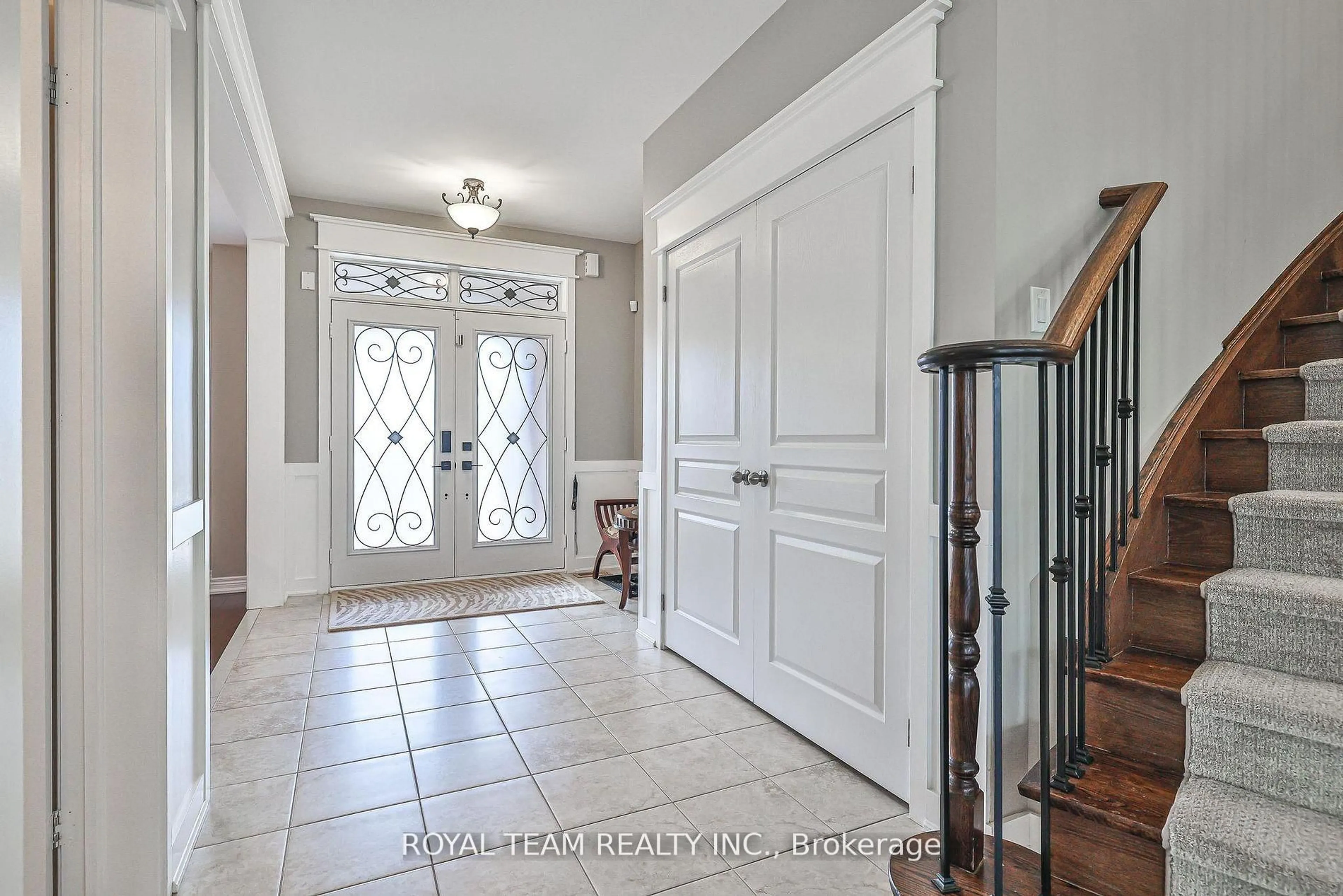 Indoor entryway for 84 Wyndham Circ, Georgina Ontario L0E 1R0