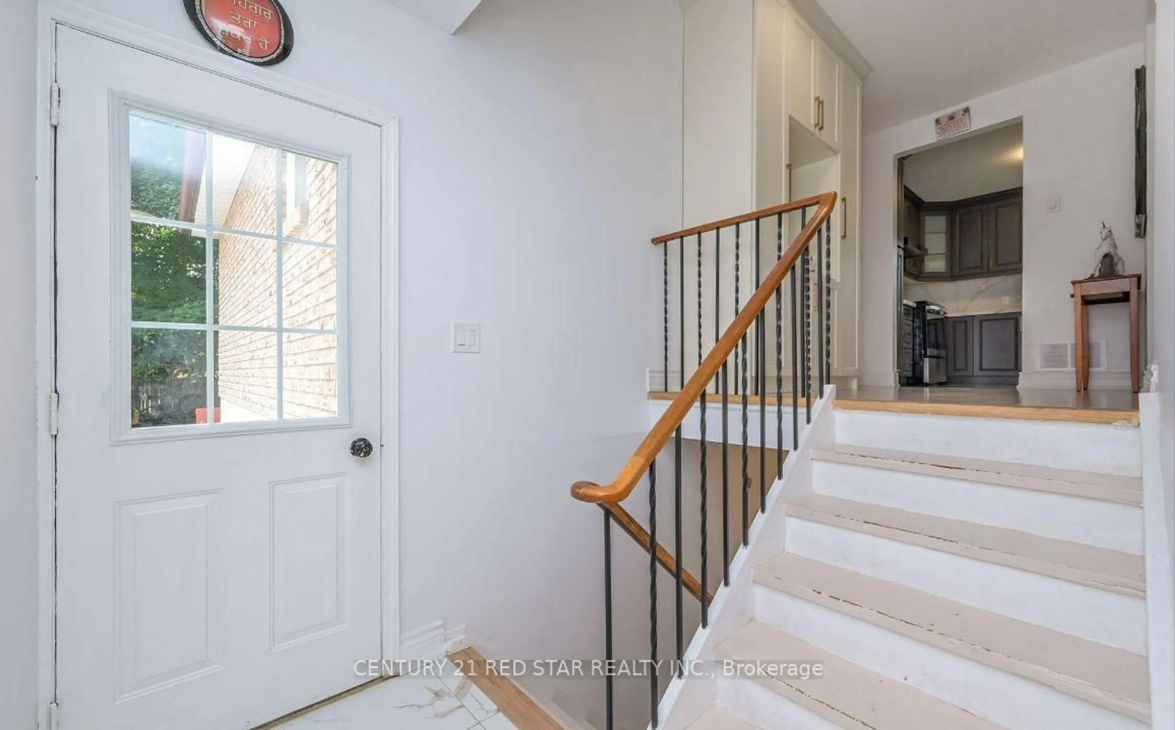 Indoor entryway for 99 Boyne Cres, New Tecumseth Ontario L9R 1K2