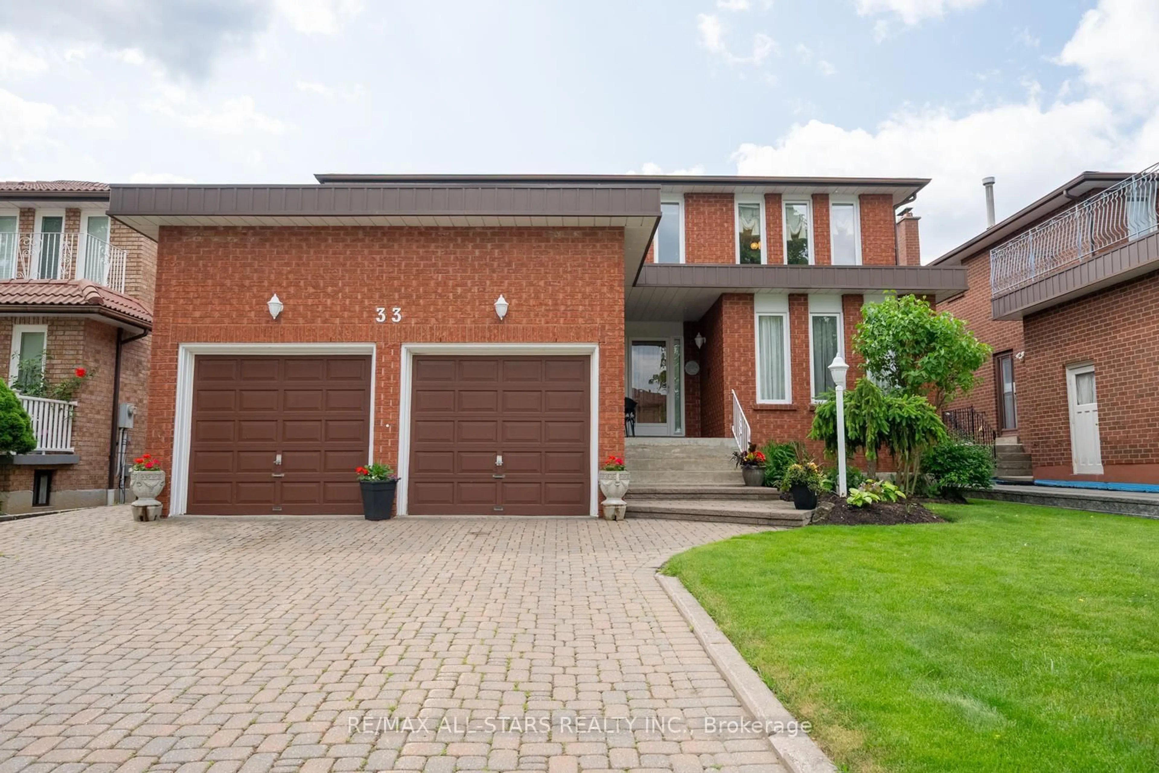 Home with brick exterior material, street for 33 Dundee Cres, Markham Ontario L3R 8Y7