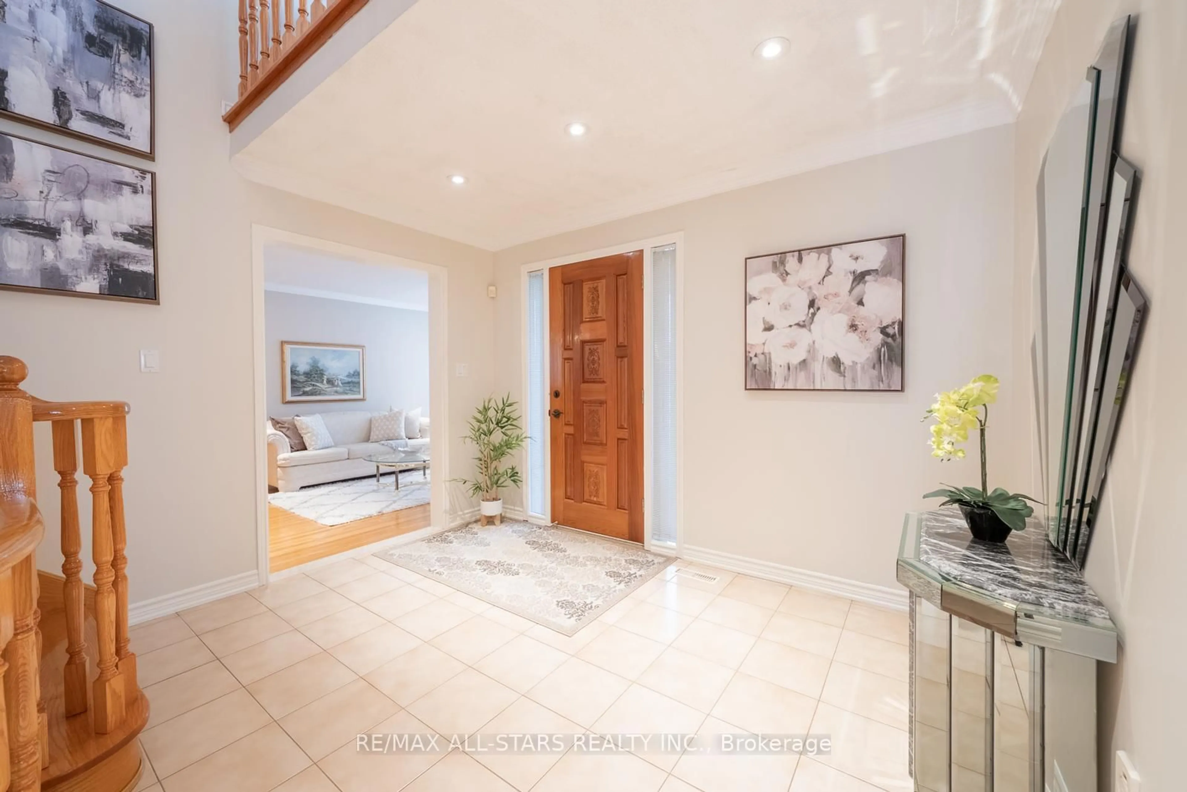 Indoor entryway for 33 Dundee Cres, Markham Ontario L3R 8Y7