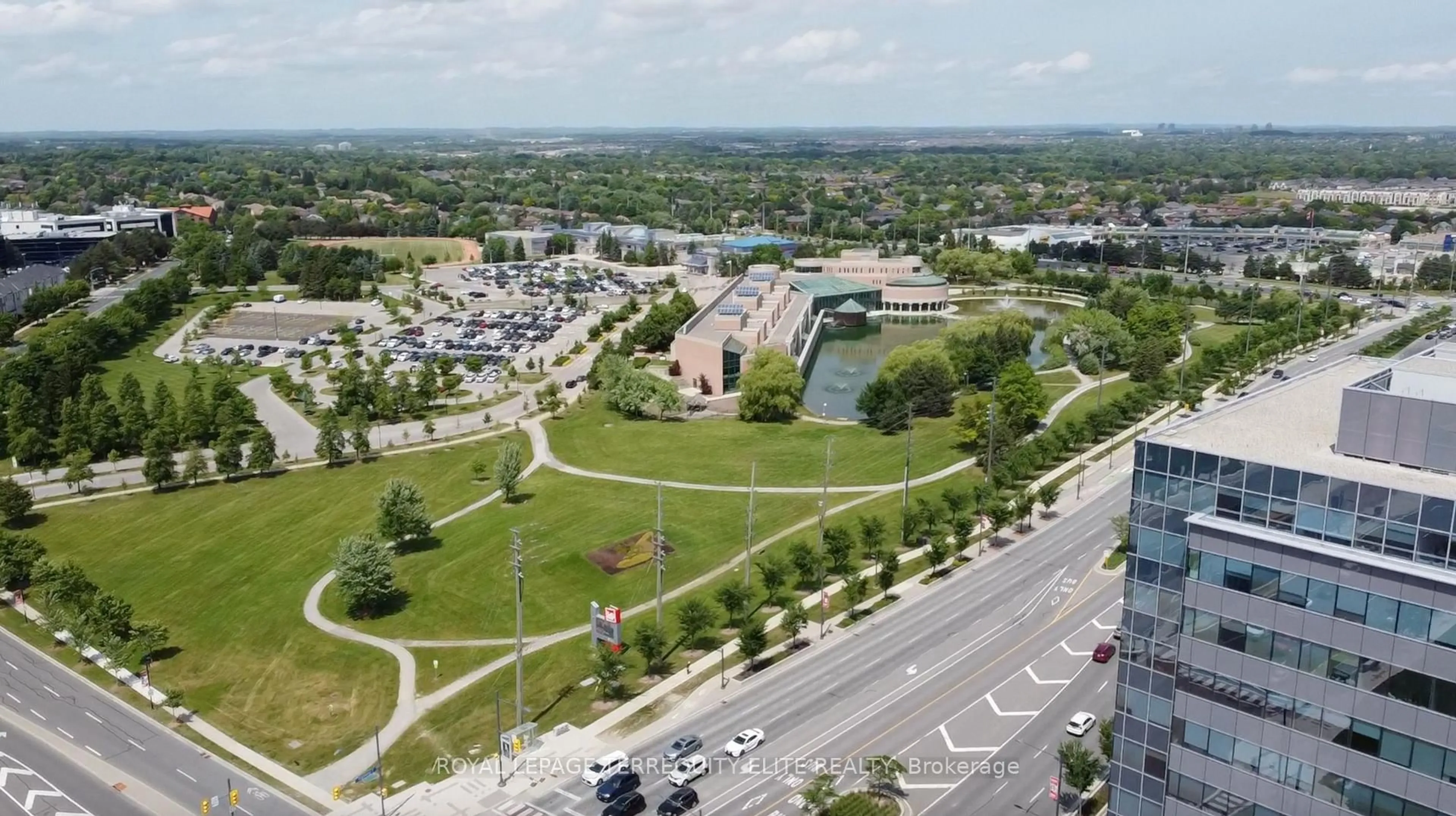 A pic from outside/outdoor area/front of a property/back of a property/a pic from drone, street for 60 South Town Centre Blvd #UPH1, Markham Ontario L6G 0C5
