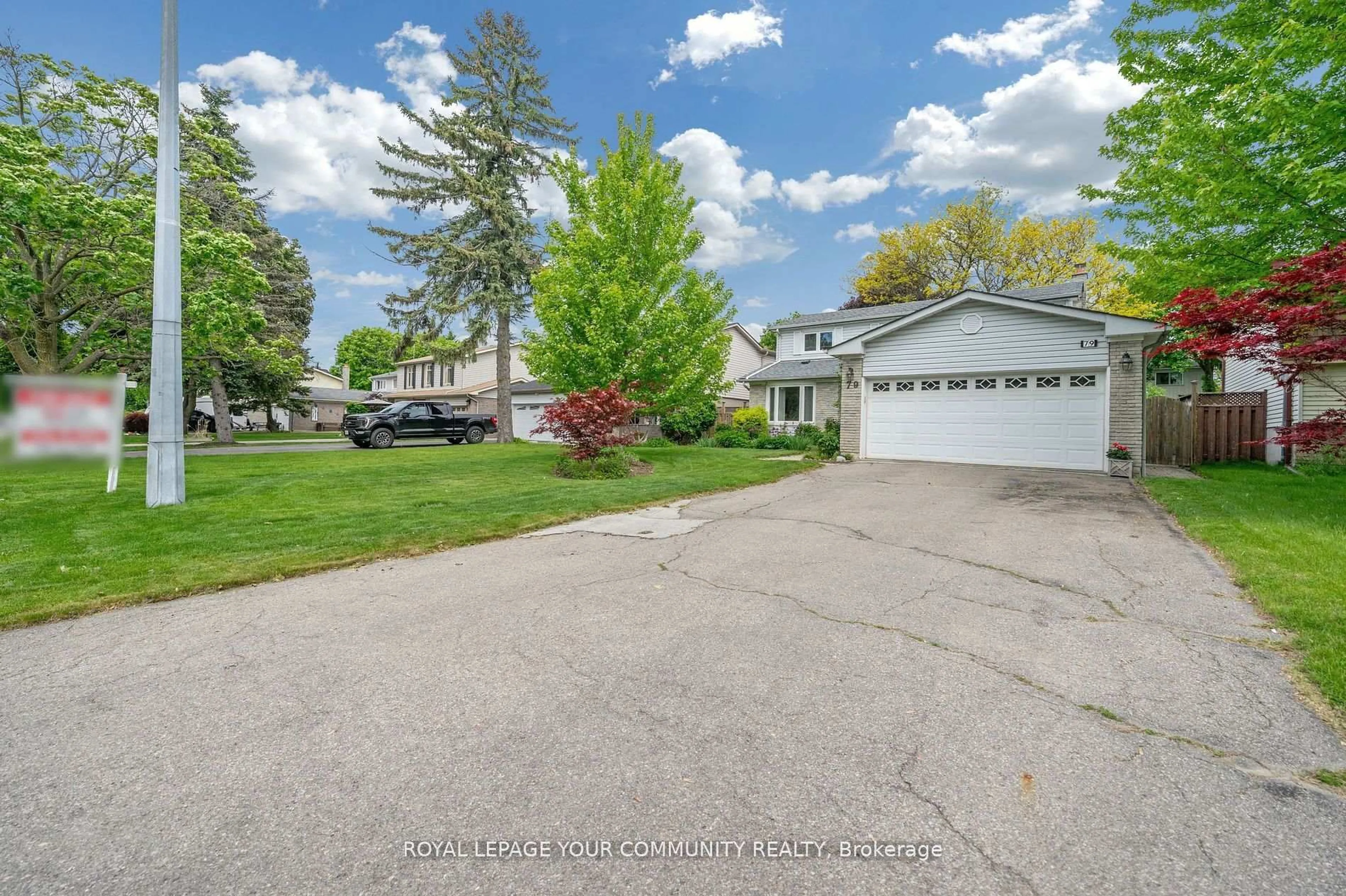 A pic from outside/outdoor area/front of a property/back of a property/a pic from drone, street for 79 Mayvern Cres, Richmond Hill Ontario L4C 5J6