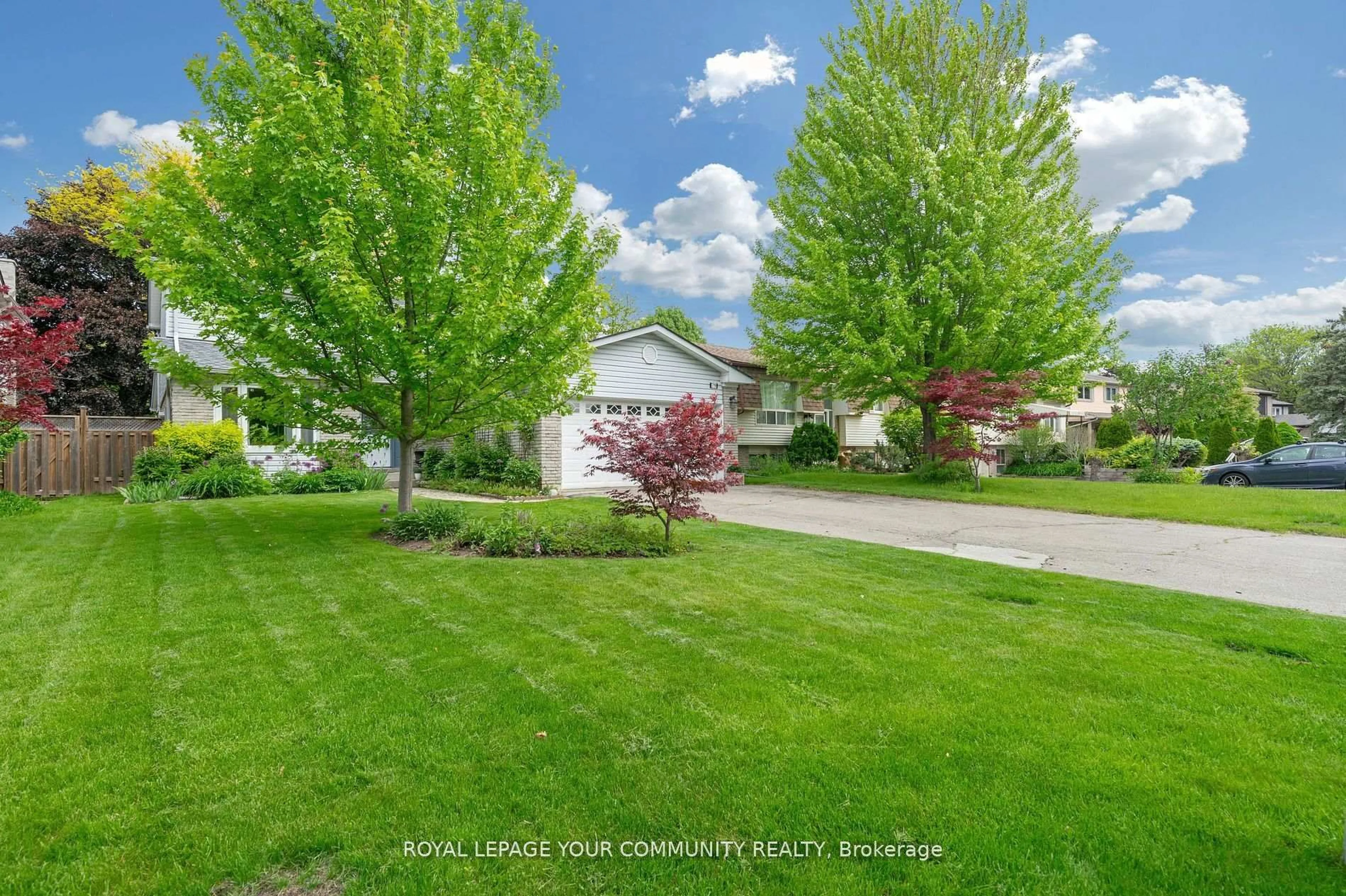 A pic from outside/outdoor area/front of a property/back of a property/a pic from drone, street for 79 Mayvern Cres, Richmond Hill Ontario L4C 5J6